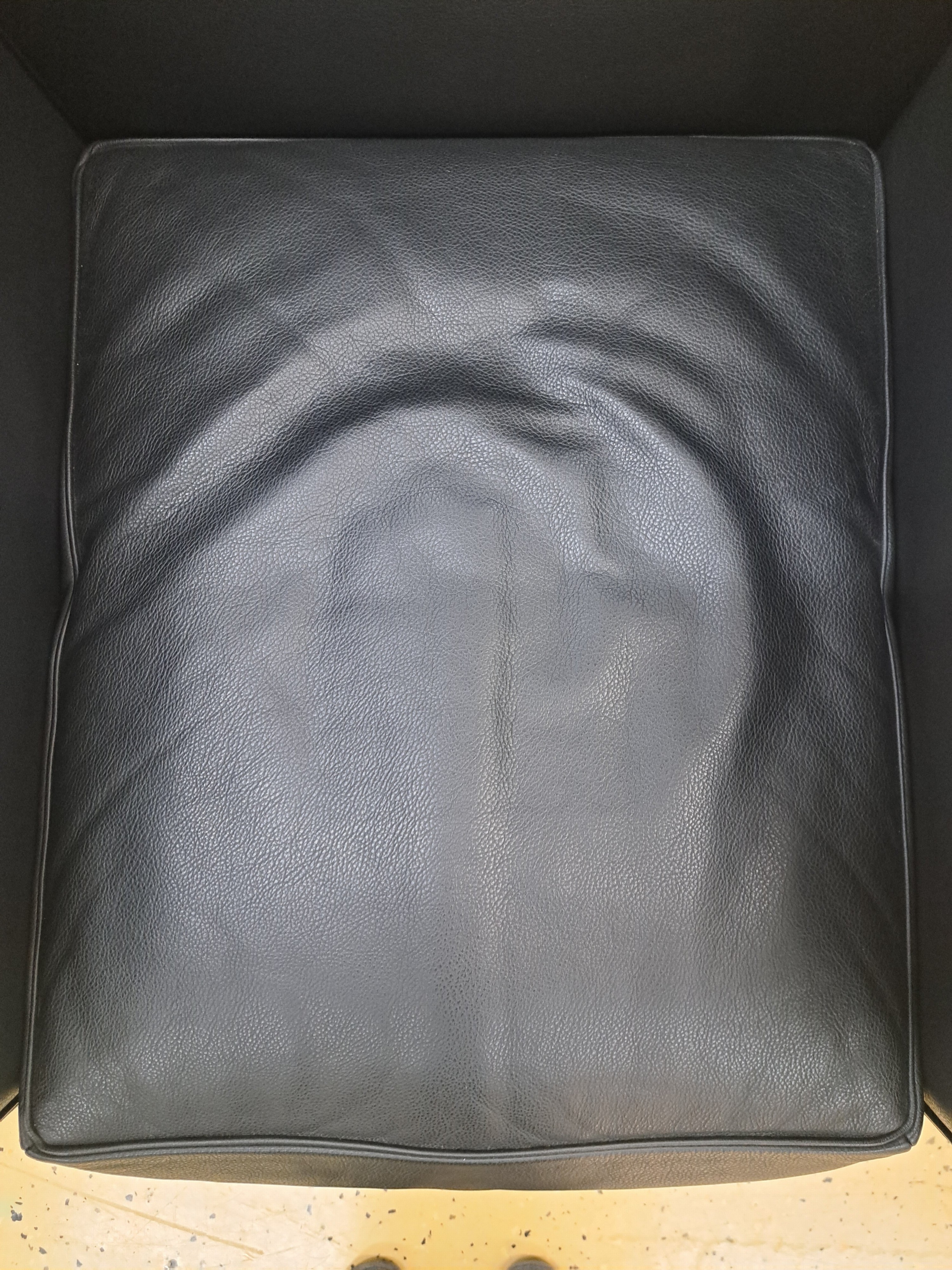 Detail b: Armlehnsessel LC2, Entw. Le Corbusier (1887 -1965), Ausführung Cassina, verchromtes Stahlrohrgestell, schwarze Lederbezüge, Gestell mit ...