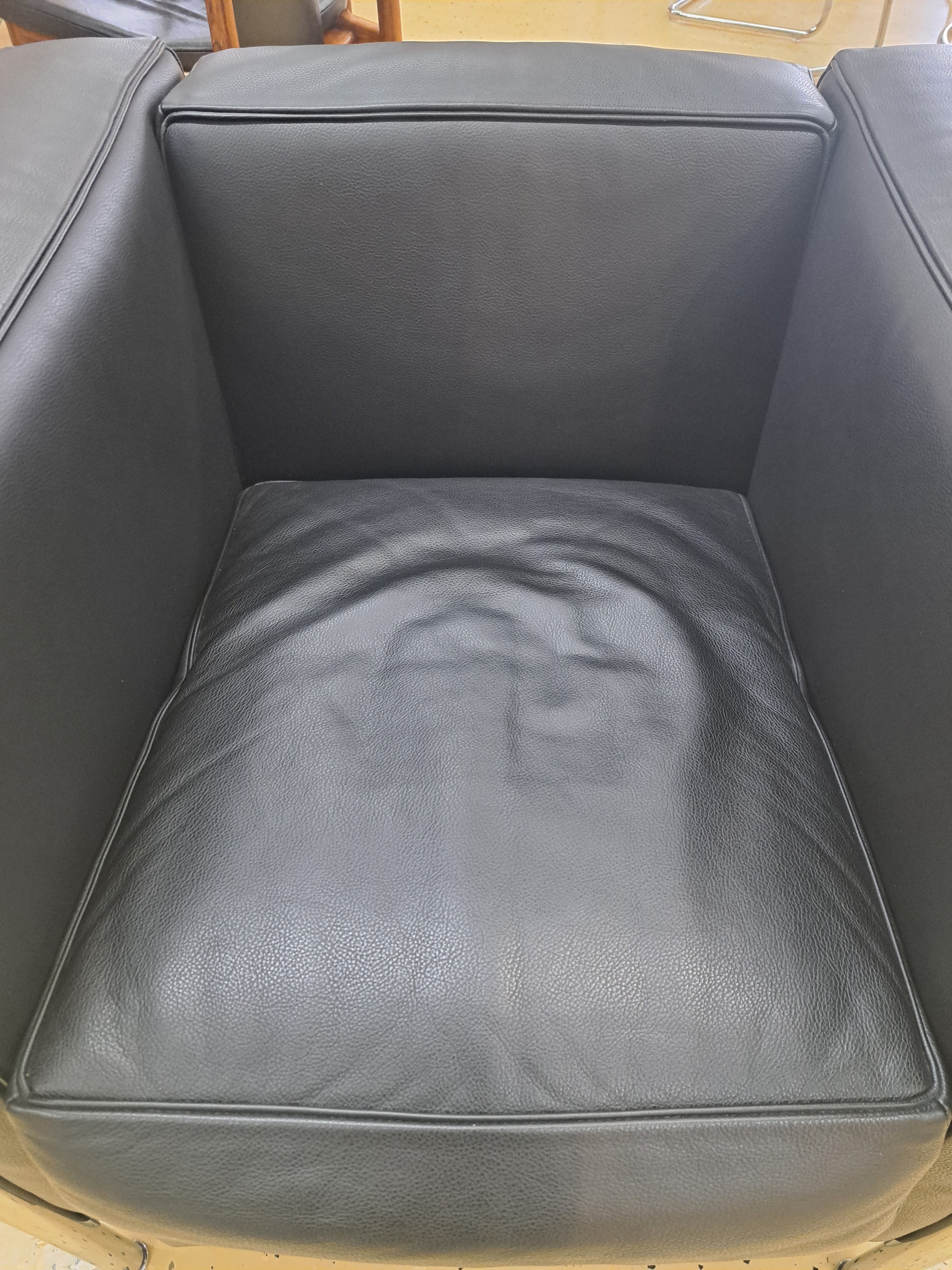 Detail c: Armlehnsessel LC2, Entw. Le Corbusier (1887 -1965), Ausführung Cassina, verchromtes Stahlrohrgestell, schwarze Lederbezüge, Gestell mit ...