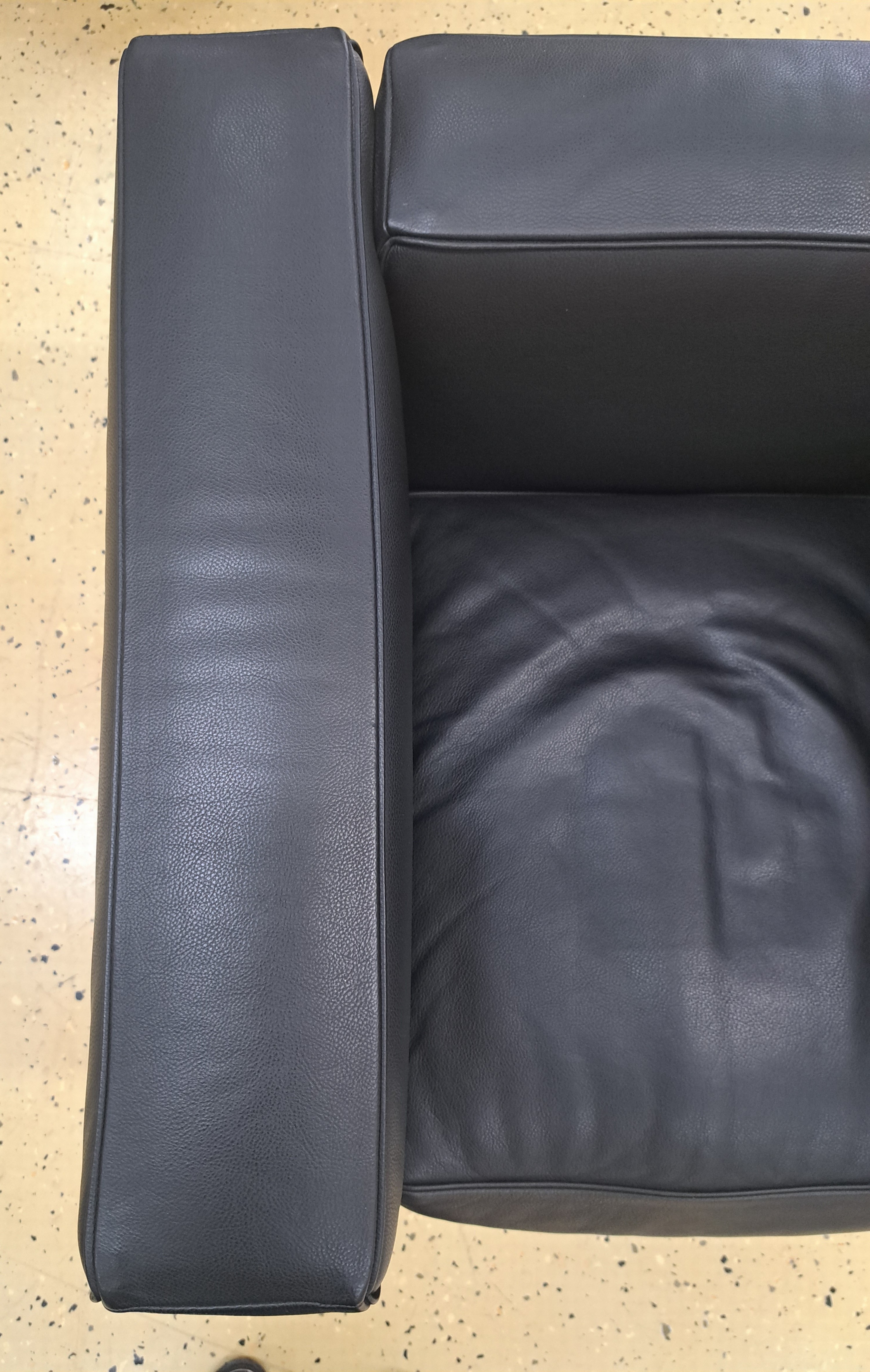 Detail d: Armlehnsessel LC2, Entw. Le Corbusier (1887 -1965), Ausführung Cassina, verchromtes Stahlrohrgestell, schwarze Lederbezüge, Gestell mit ...