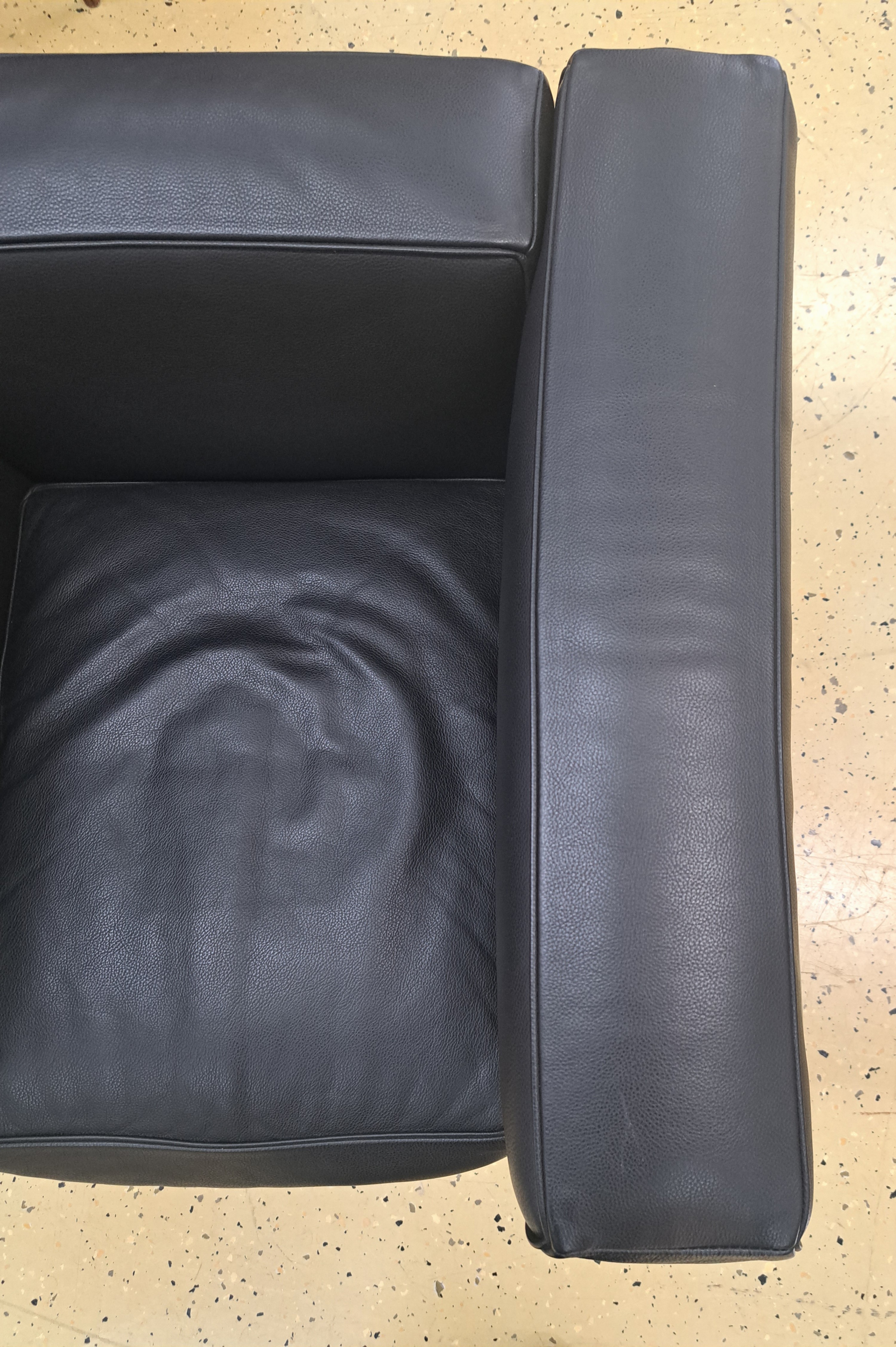 Detail e: Armlehnsessel LC2, Entw. Le Corbusier (1887 -1965), Ausführung Cassina, verchromtes Stahlrohrgestell, schwarze Lederbezüge, Gestell mit ...