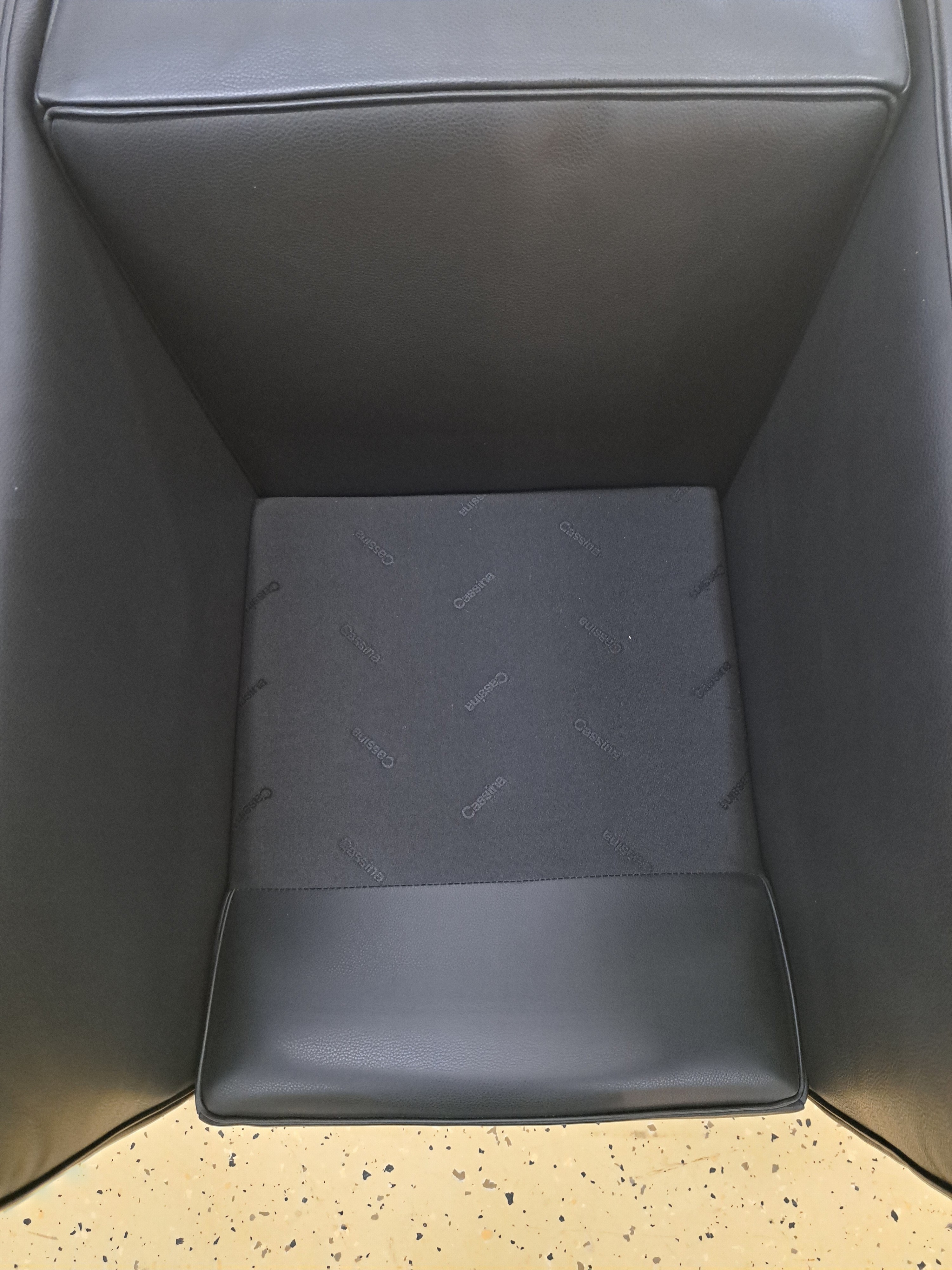 Detail p: Armlehnsessel LC2, Entw. Le Corbusier (1887 -1965), Ausführung Cassina, verchromtes Stahlrohrgestell, schwarze Lederbezüge, Gestell mit ...