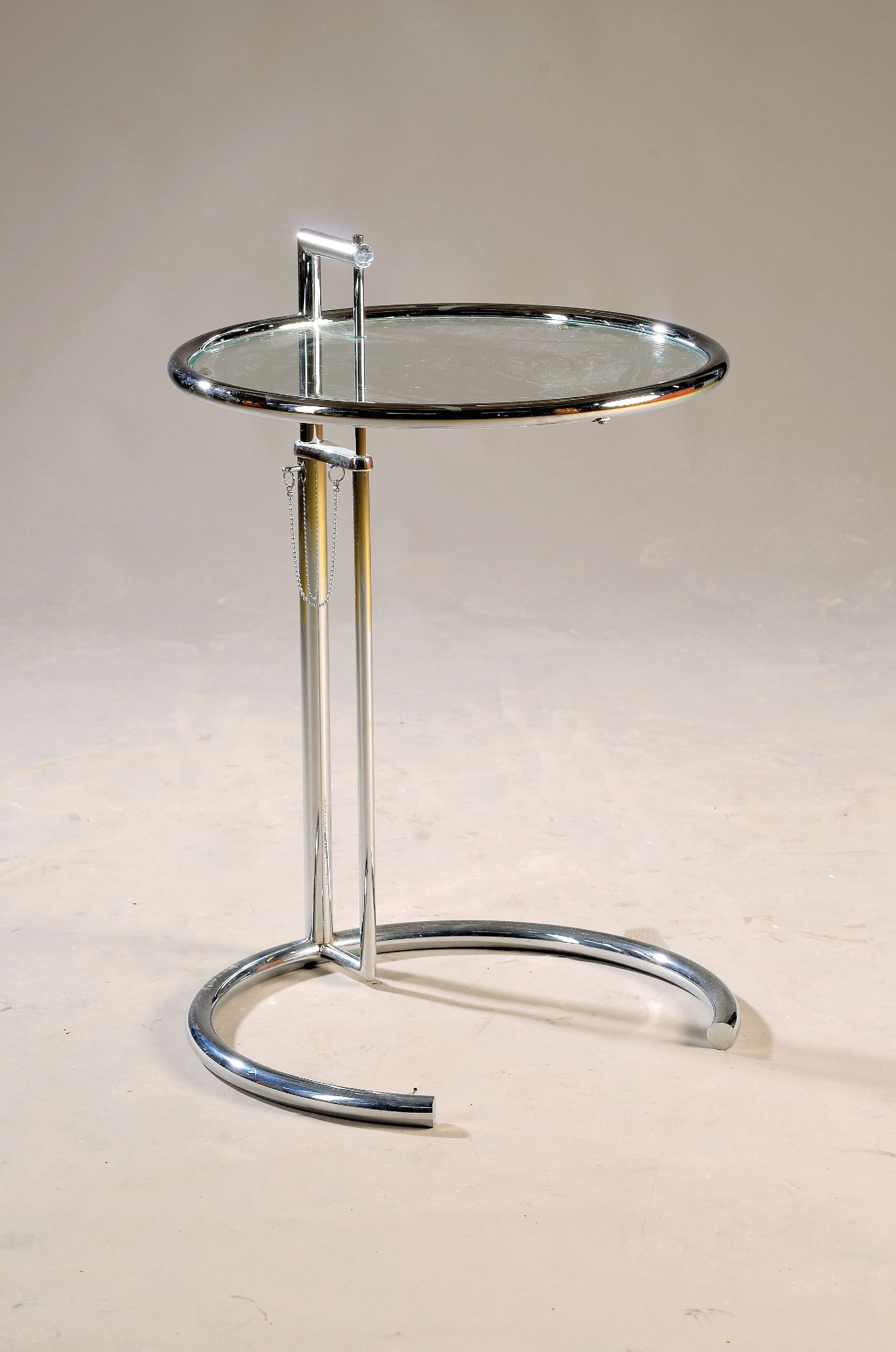 Image 27047586 - Adjustable Table, Entw. Eileen Gray (1878 -1976), Ausführung Classicon, verchromtes ...