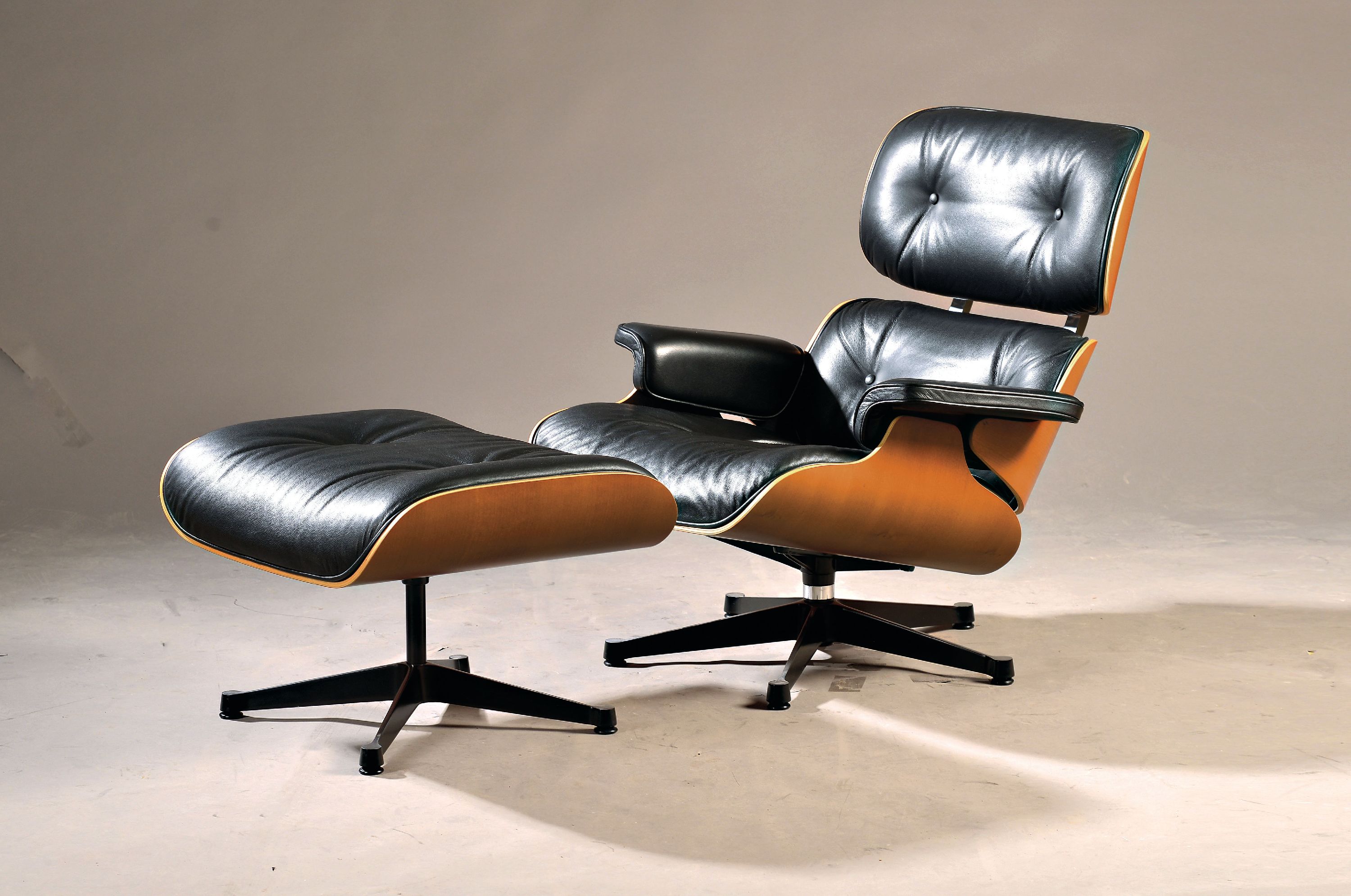 Image 27047587 - Lounge-Chair mit Ottomane, Entw. Charles & Ray Eames von 1956, Ausführung Vitra, ...