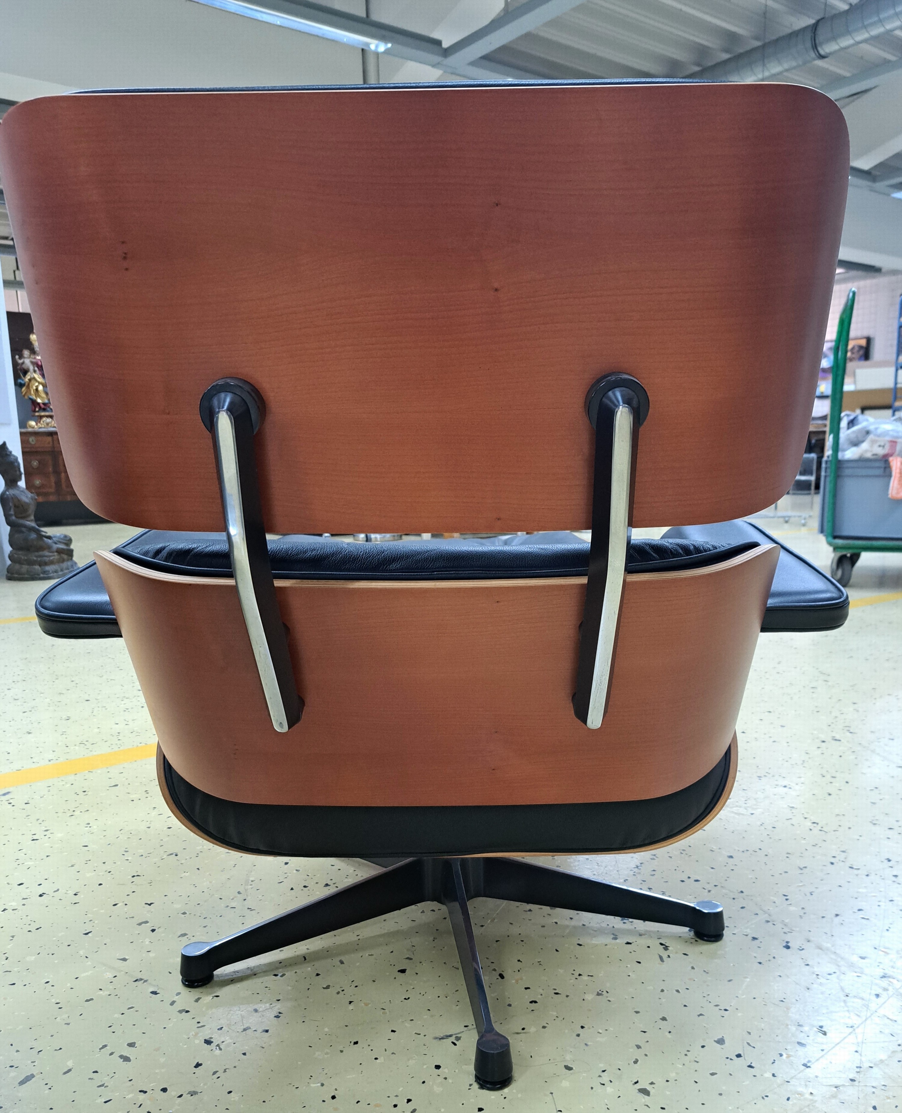 Detail f: Lounge-Chair mit Ottomane, Entw. Charles & Ray Eames von 1956, Ausführung Vitra, Sitzschale aus Schichtholz, Polsterung mit schwarzem Lederbezug, ...