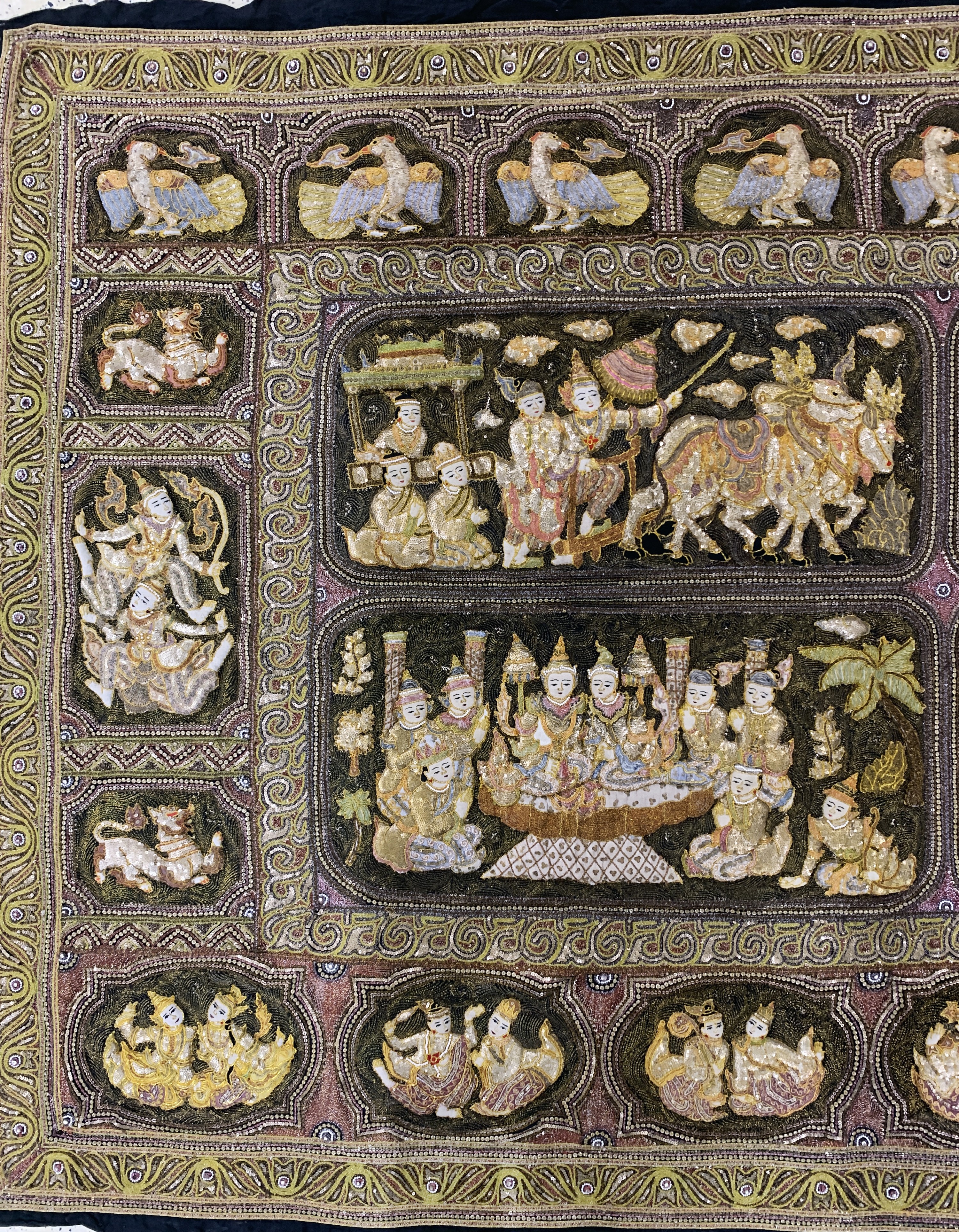Detail a: "Kalaga"Stickerei, Burma, Anfang 20.Jhd, Metallstickerei mit Glassperlen, ca. 347 x 160 cm, EHZ: 2