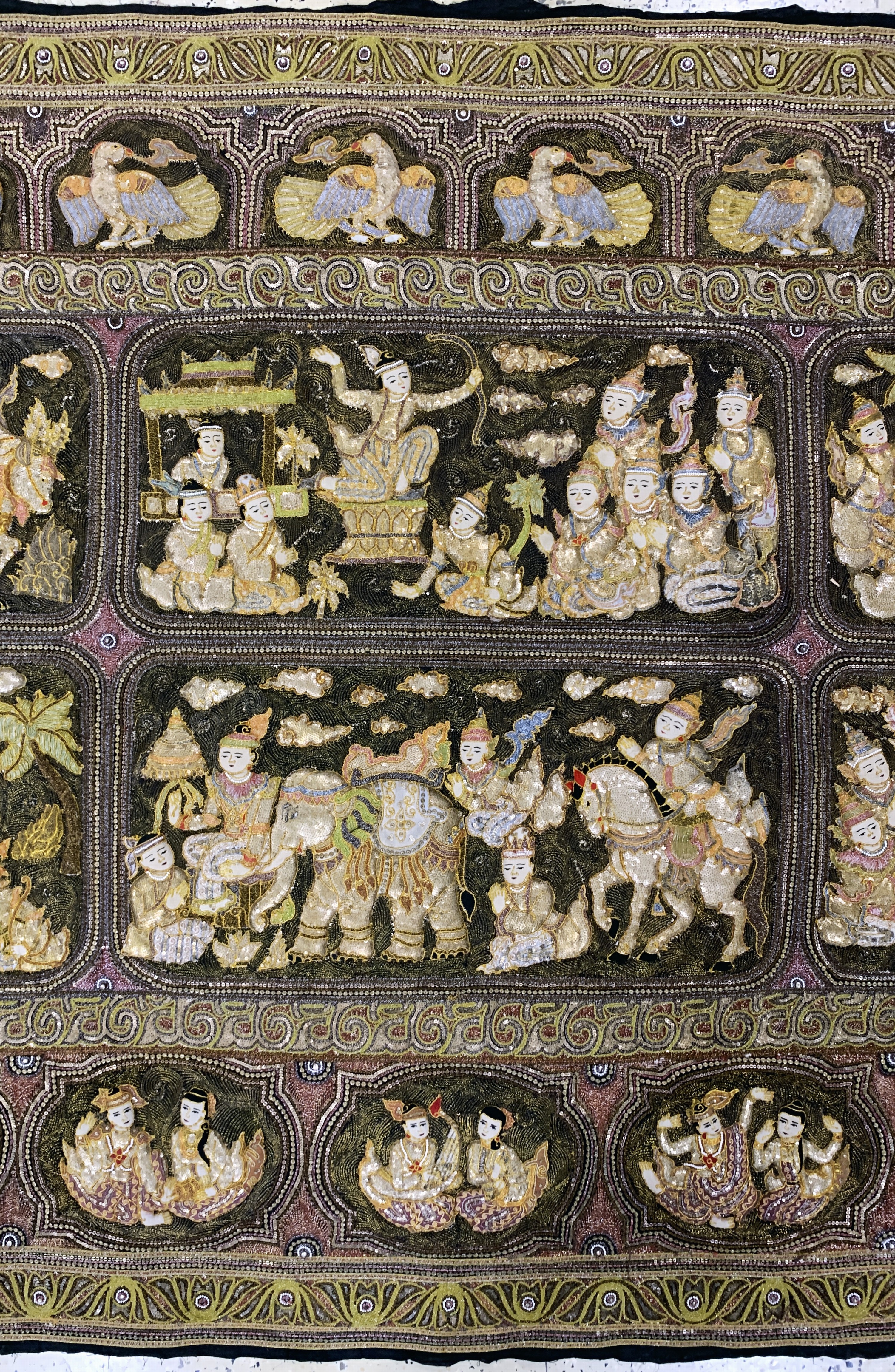 Detail b: "Kalaga"Stickerei, Burma, Anfang 20.Jhd, Metallstickerei mit Glassperlen, ca. 347 x 160 cm, EHZ: 2