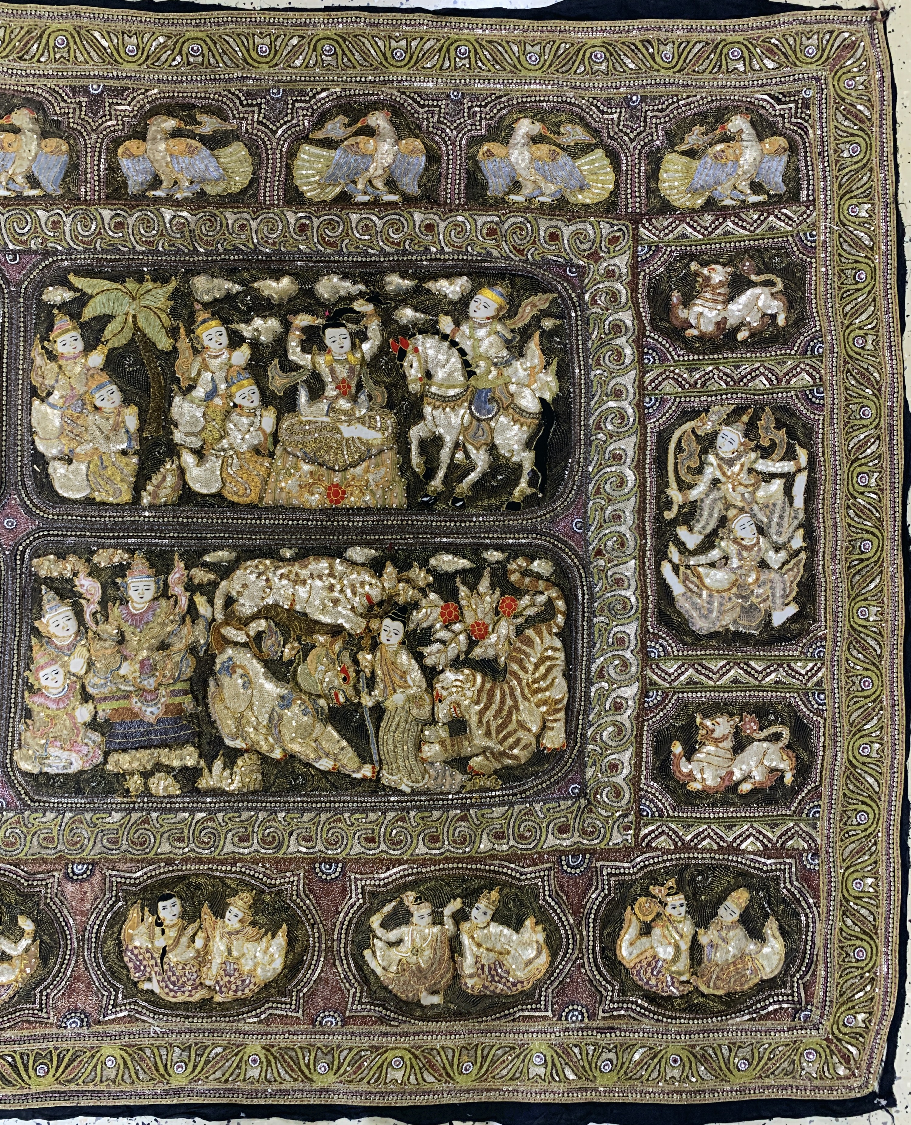 Detail c: "Kalaga"Stickerei, Burma, Anfang 20.Jhd, Metallstickerei mit Glassperlen, ca. 347 x 160 cm, EHZ: 2
