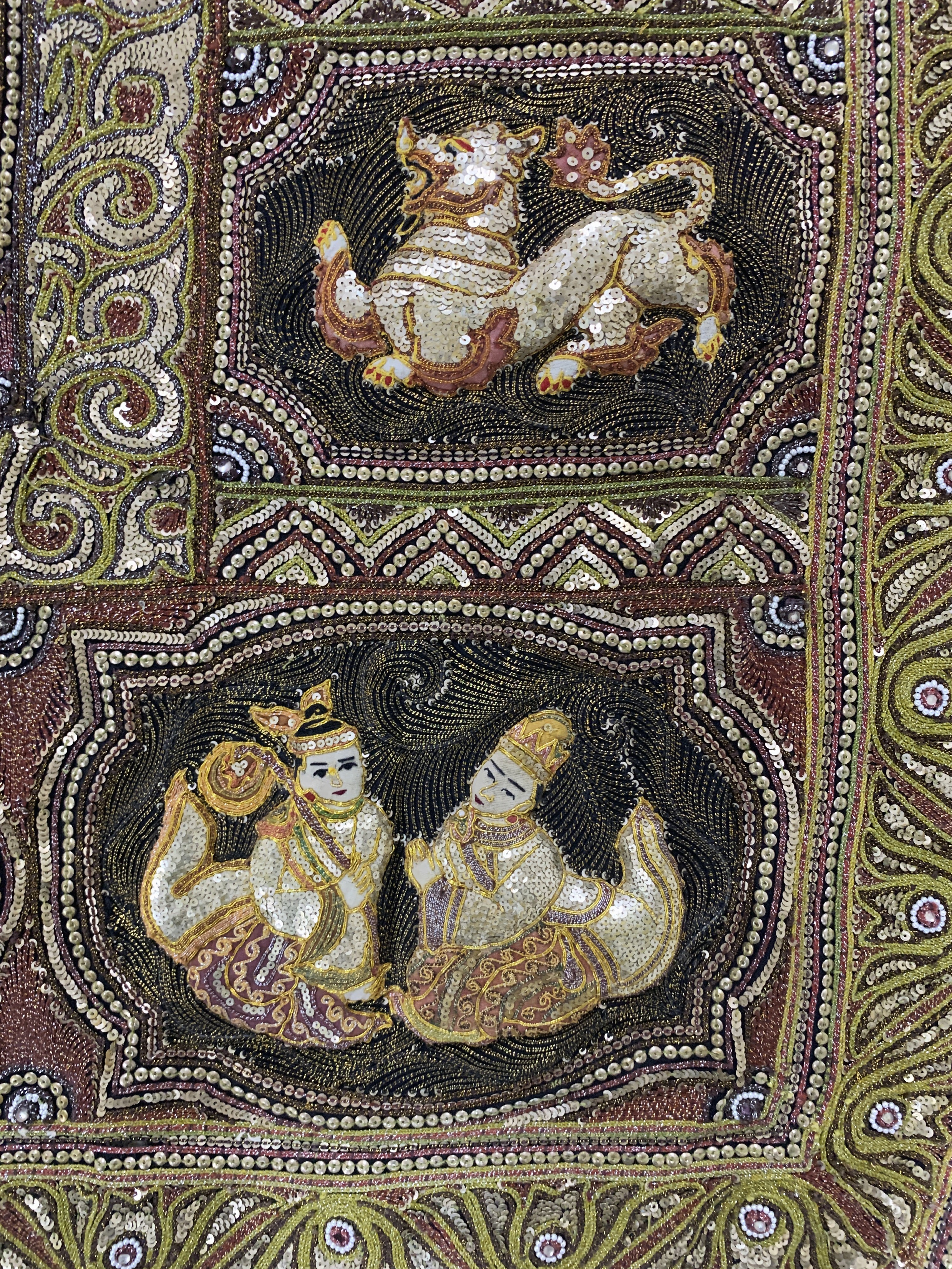 Detail d: "Kalaga"Stickerei, Burma, Anfang 20.Jhd, Metallstickerei mit Glassperlen, ca. 347 x 160 cm, EHZ: 2
