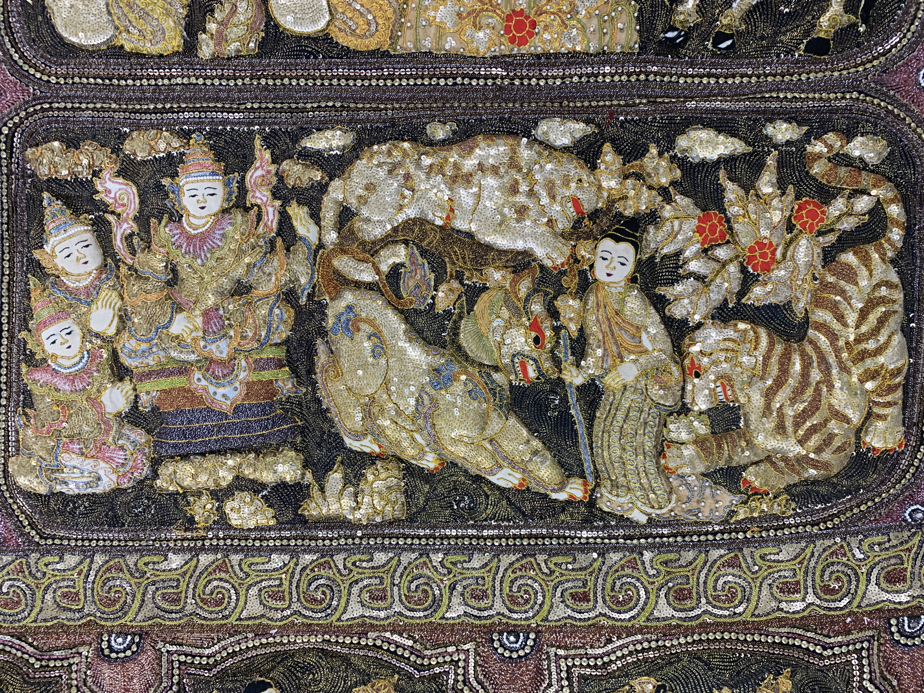 Detail e: "Kalaga"Stickerei, Burma, Anfang 20.Jhd, Metallstickerei mit Glassperlen, ca. 347 x 160 cm, EHZ: 2