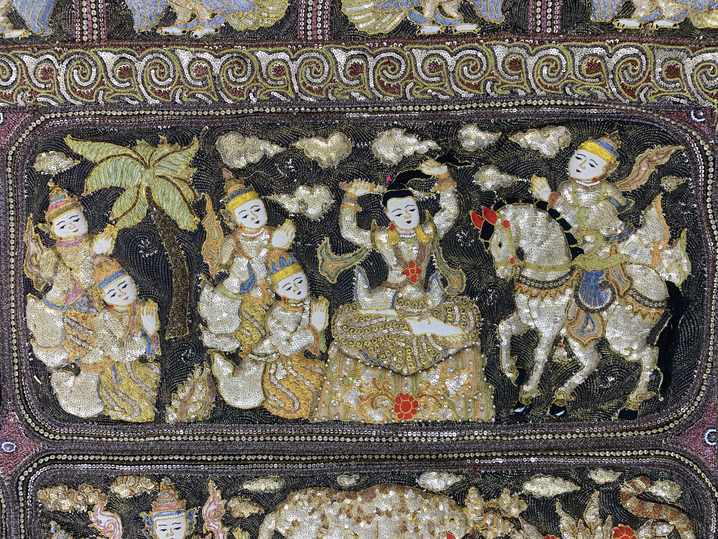 Detail f: "Kalaga"Stickerei, Burma, Anfang 20.Jhd, Metallstickerei mit Glassperlen, ca. 347 x 160 cm, EHZ: 2