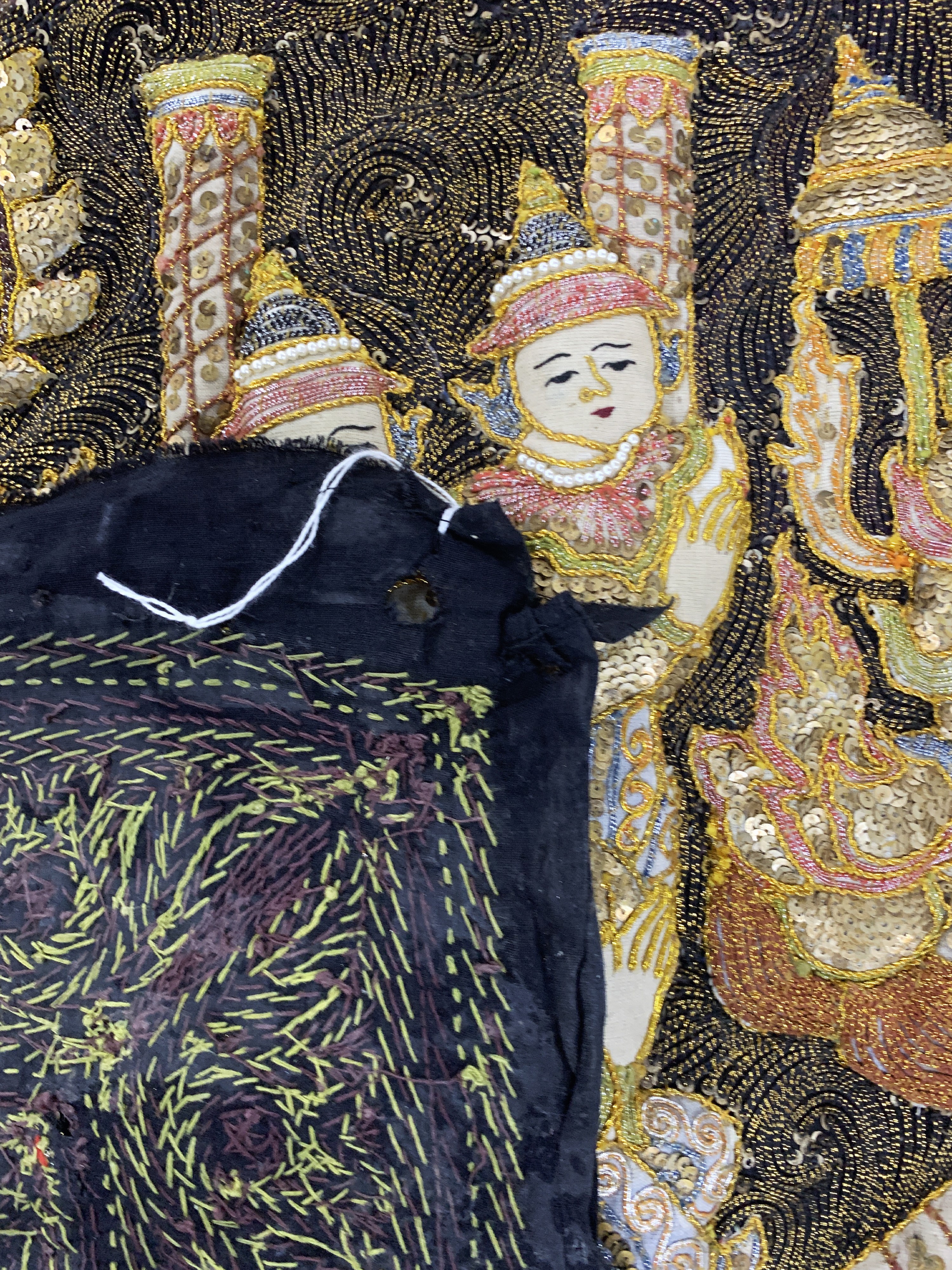 Detail i: "Kalaga"Stickerei, Burma, Anfang 20.Jhd, Metallstickerei mit Glassperlen, ca. 347 x 160 cm, EHZ: 2