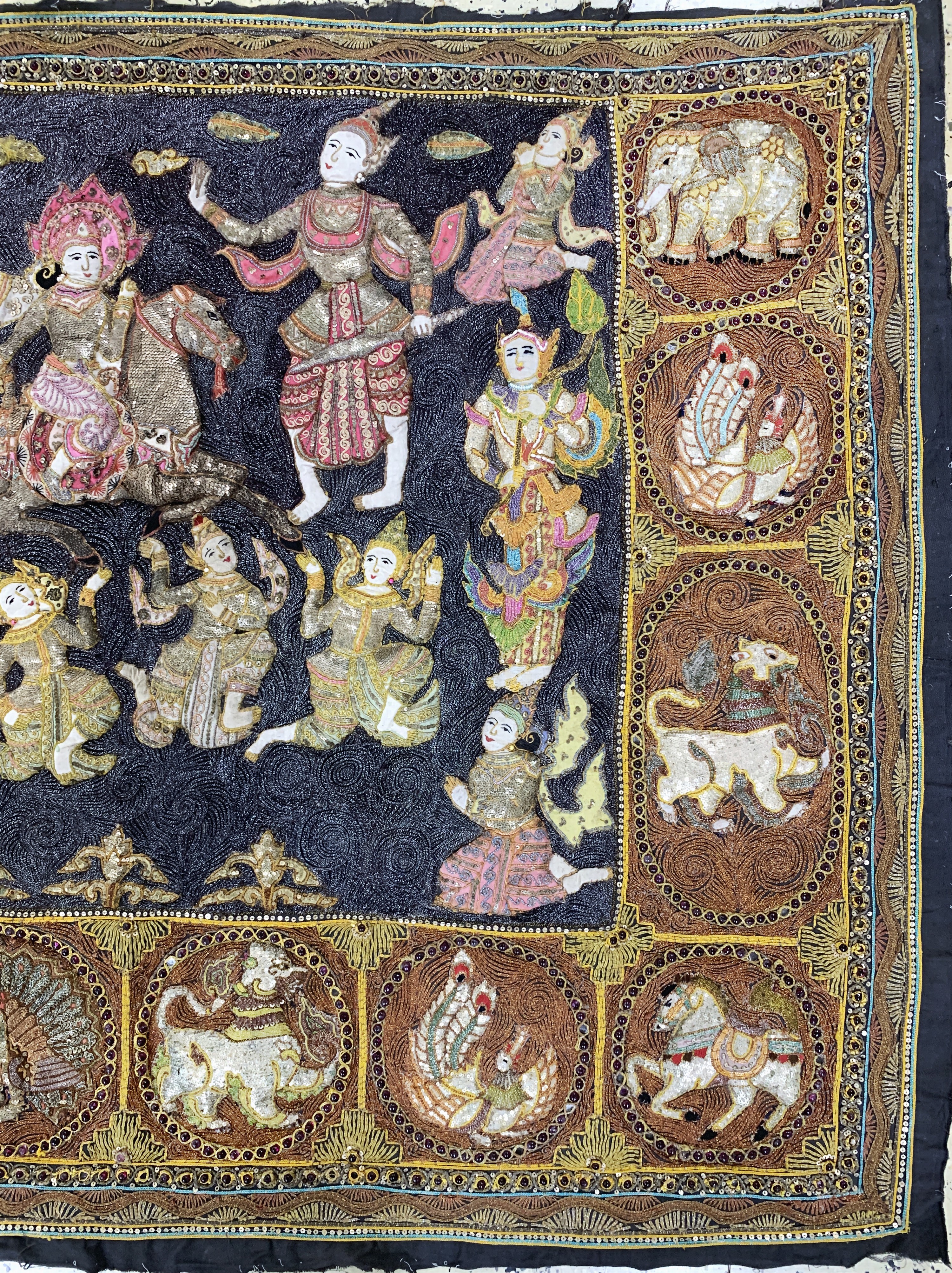 Detail a: "Kalaga"Stickerei, Burma, Anfang 20.Jhd, Metallstickerei mit Glasperlen, ca. 160 x 125 cm, EHZ: 2