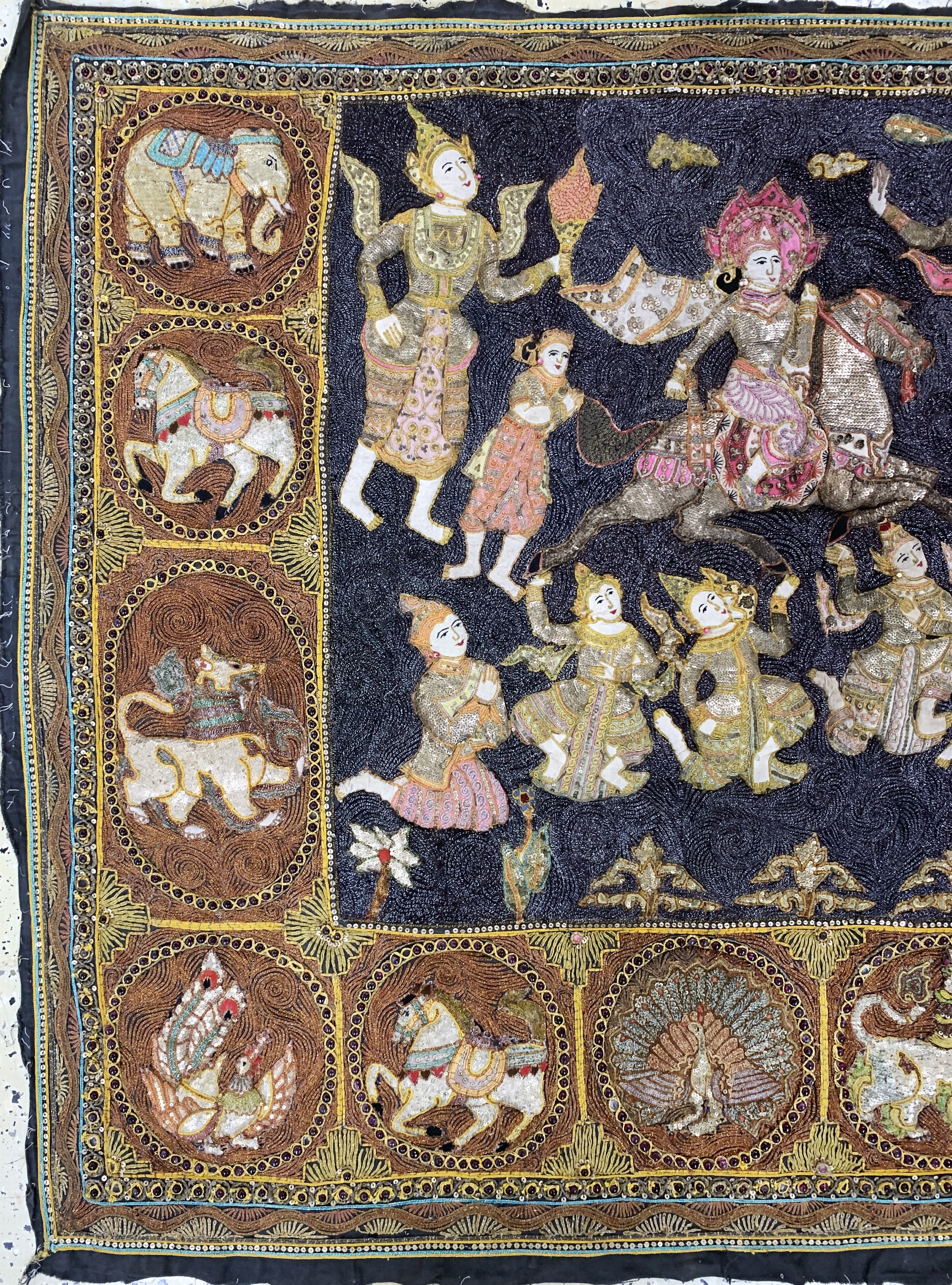 Detail b: "Kalaga"Stickerei, Burma, Anfang 20.Jhd, Metallstickerei mit Glasperlen, ca. 160 x 125 cm, EHZ: 2
