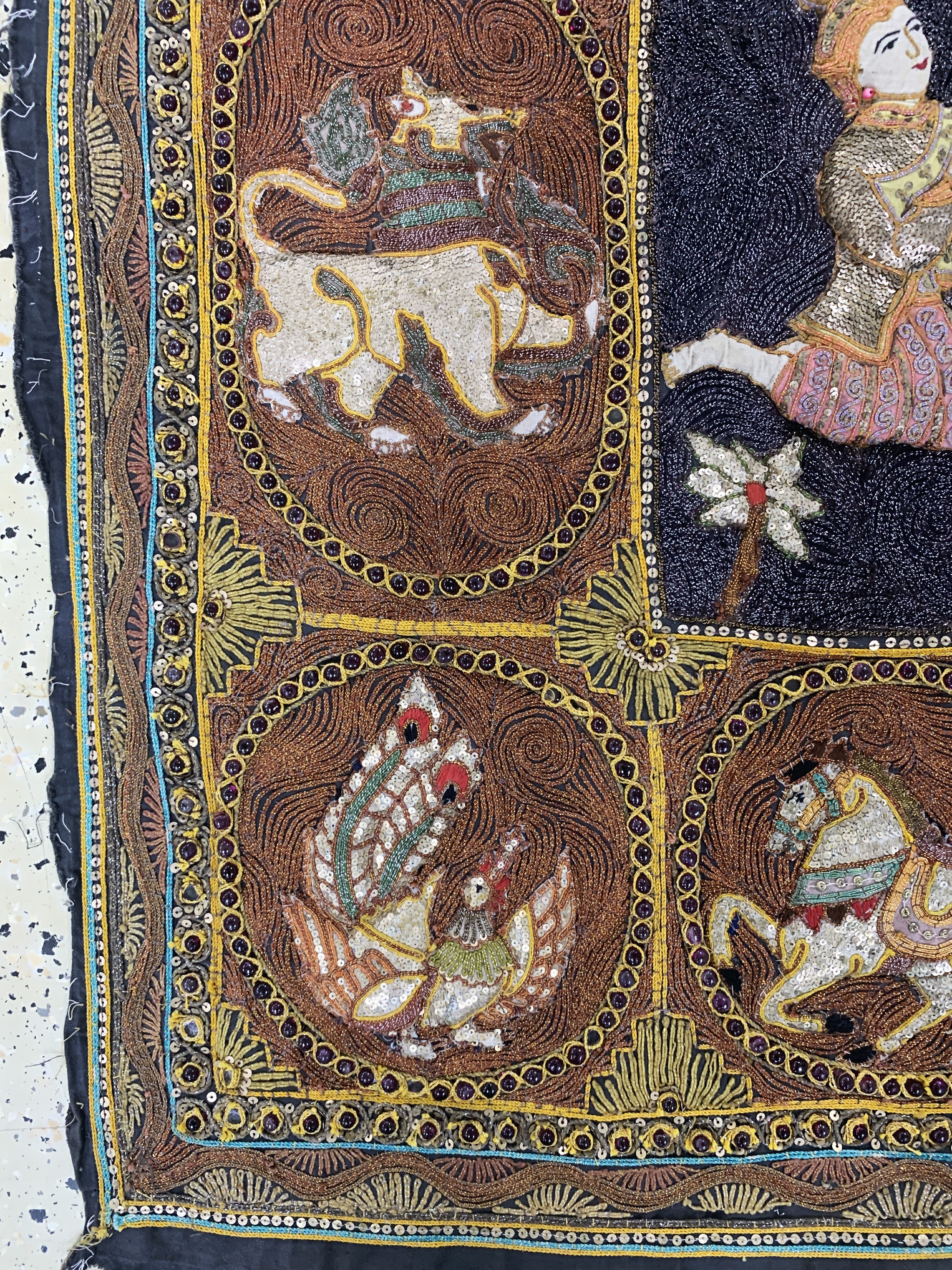 Detail e: "Kalaga"Stickerei, Burma, Anfang 20.Jhd, Metallstickerei mit Glasperlen, ca. 160 x 125 cm, EHZ: 2