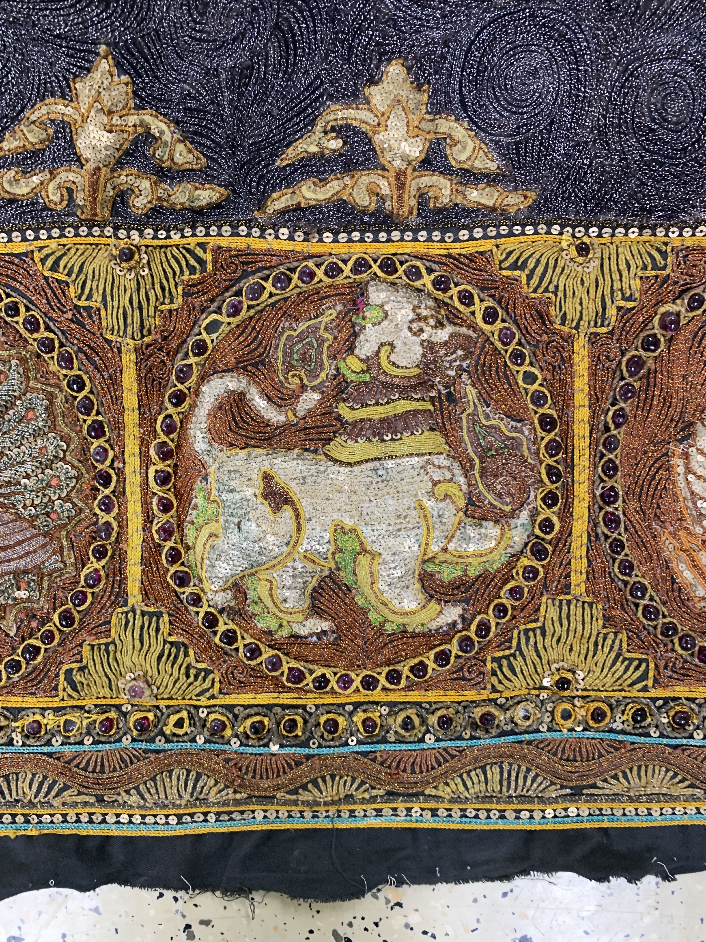 Detail f: "Kalaga"Stickerei, Burma, Anfang 20.Jhd, Metallstickerei mit Glasperlen, ca. 160 x 125 cm, EHZ: 2