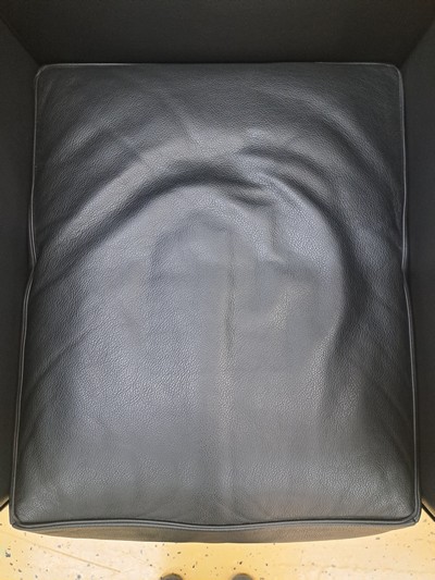 27047585b - Armlehnsessel LC2, Entw. Le Corbusier (1887 -1965), Ausführung Cassina, verchromtes ...