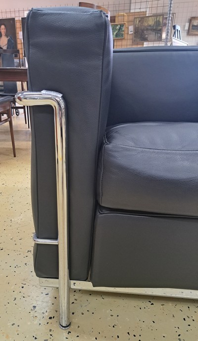 27047585h - Armlehnsessel LC2, Entw. Le Corbusier (1887 -1965), Ausführung Cassina, verchromtes ...