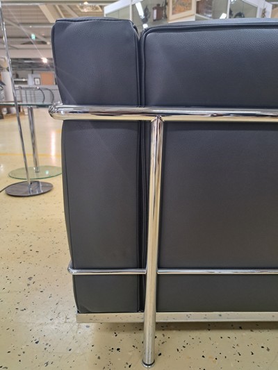 27047585j - Armlehnsessel LC2, Entw. Le Corbusier (1887 -1965), Ausführung Cassina, verchromtes ...