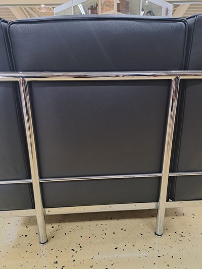 27047585k - Armlehnsessel LC2, Entw. Le Corbusier (1887 -1965), Ausführung Cassina, verchromtes ...