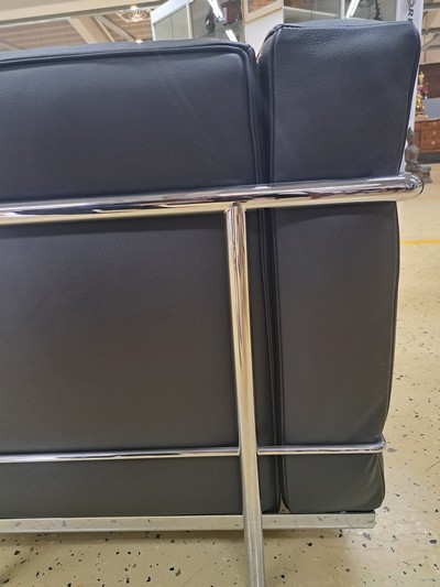 27047585l - Armlehnsessel LC2, Entw. Le Corbusier (1887 -1965), Ausführung Cassina, verchromtes ...