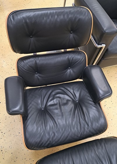 27047587a - Lounge-Chair mit Ottomane, Entw. Charles & Ray Eames von 1956, Ausführung Vitra, ...