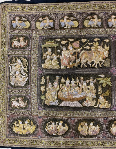 27047598a - ´Kalaga´Stickerei, Burma, Anfang 20.Jhd, Metallstickerei mit Glassperlen, ca. 347 x 160 ...