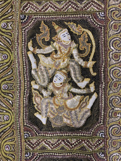 27047598h - ´Kalaga´Stickerei, Burma, Anfang 20.Jhd, Metallstickerei mit Glassperlen, ca. 347 x 160 ...