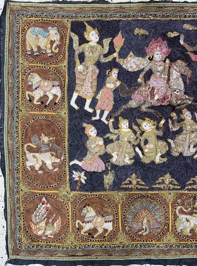 27047599b - ´Kalaga´Stickerei, Burma, Anfang 20.Jhd, Metallstickerei mit Glasperlen, ca. 160 x 125 ...