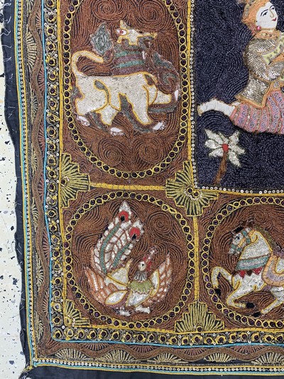 27047599e - ´Kalaga´Stickerei, Burma, Anfang 20.Jhd, Metallstickerei mit Glasperlen, ca. 160 x 125 ...