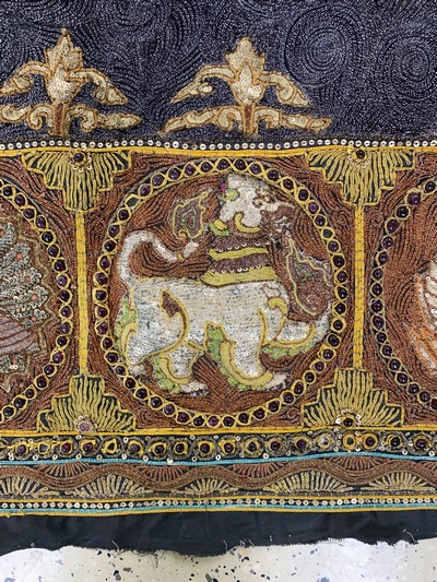 27047599f - ´Kalaga´Stickerei, Burma, Anfang 20.Jhd, Metallstickerei mit Glasperlen, ca. 160 x 125 ...