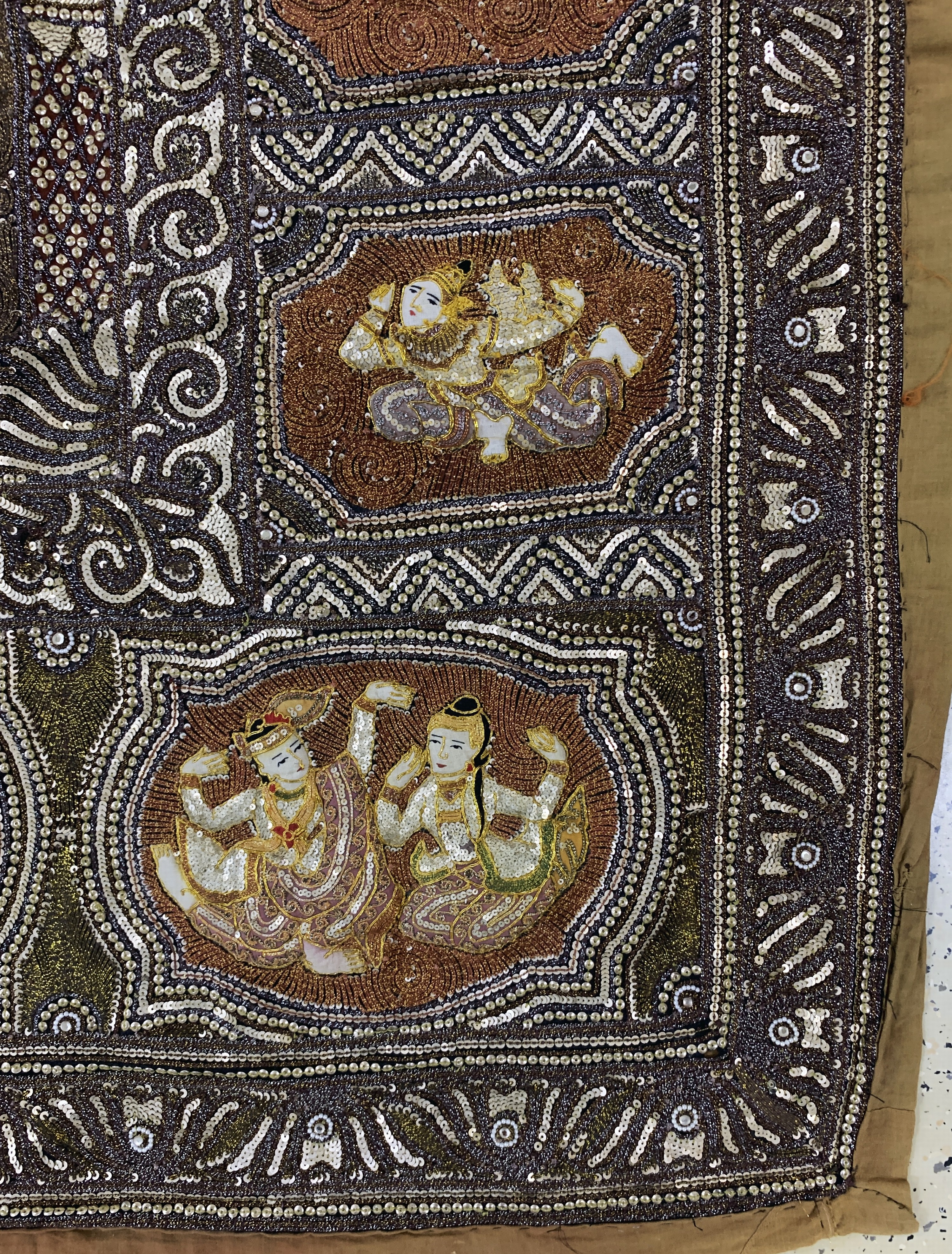 Detail a: "Kalaga"Stickerei, Burma, Anfang 20.Jhd, Metallstickerei mit Glassperlen, ca. 173 x 173 cm, EHZ: 2