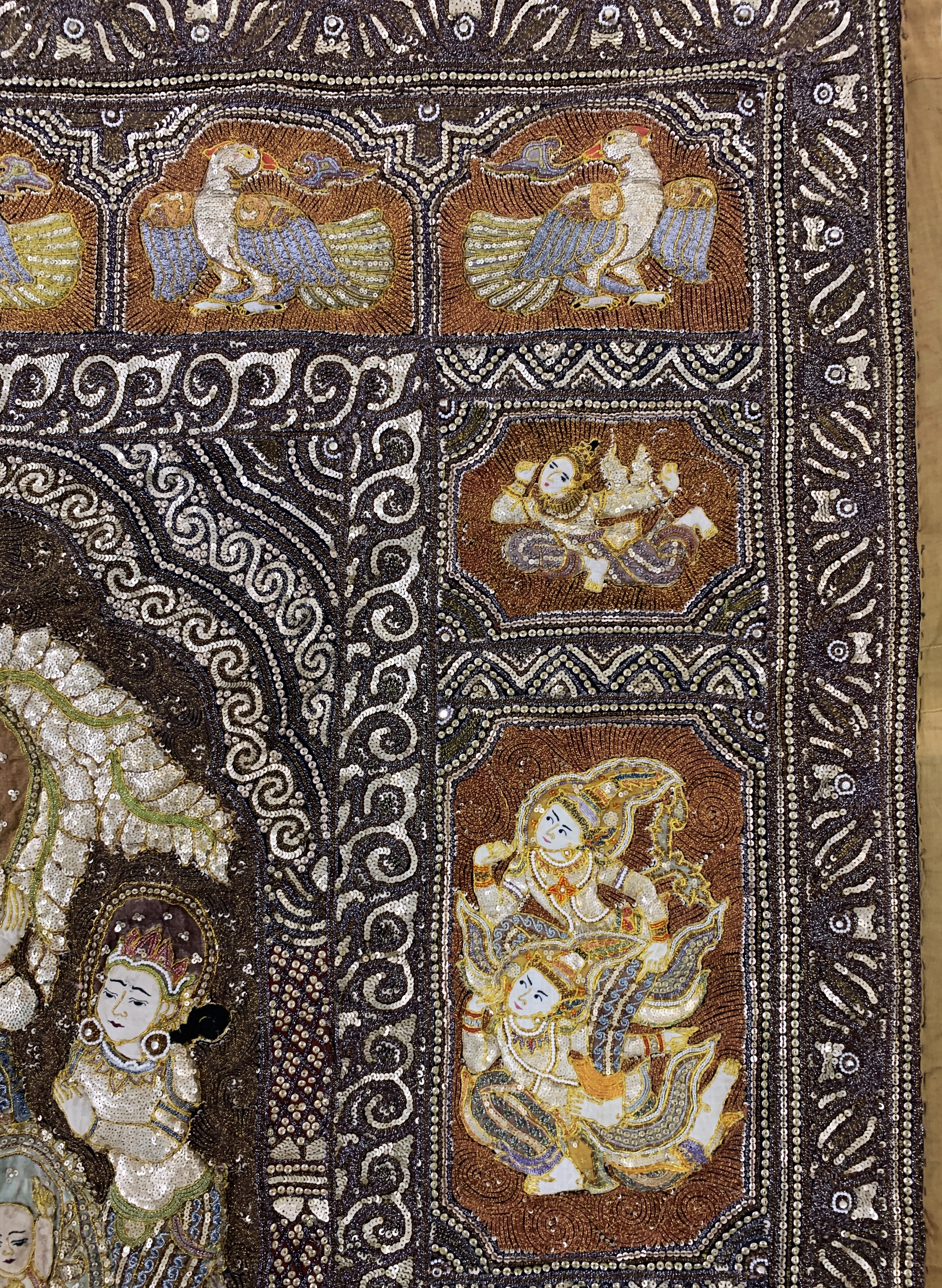 Detail b: "Kalaga"Stickerei, Burma, Anfang 20.Jhd, Metallstickerei mit Glassperlen, ca. 173 x 173 cm, EHZ: 2