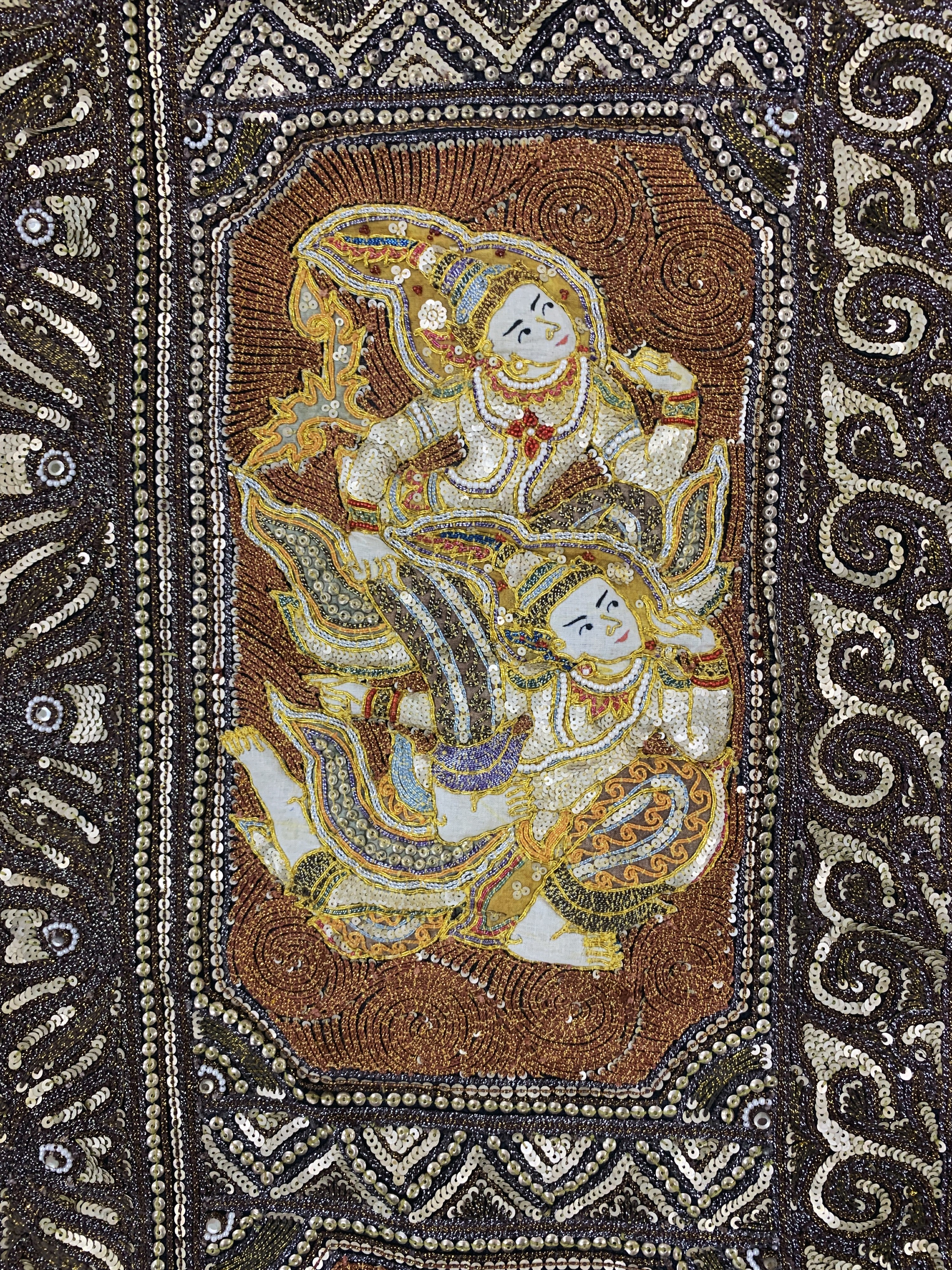 Detail d: "Kalaga"Stickerei, Burma, Anfang 20.Jhd, Metallstickerei mit Glassperlen, ca. 173 x 173 cm, EHZ: 2