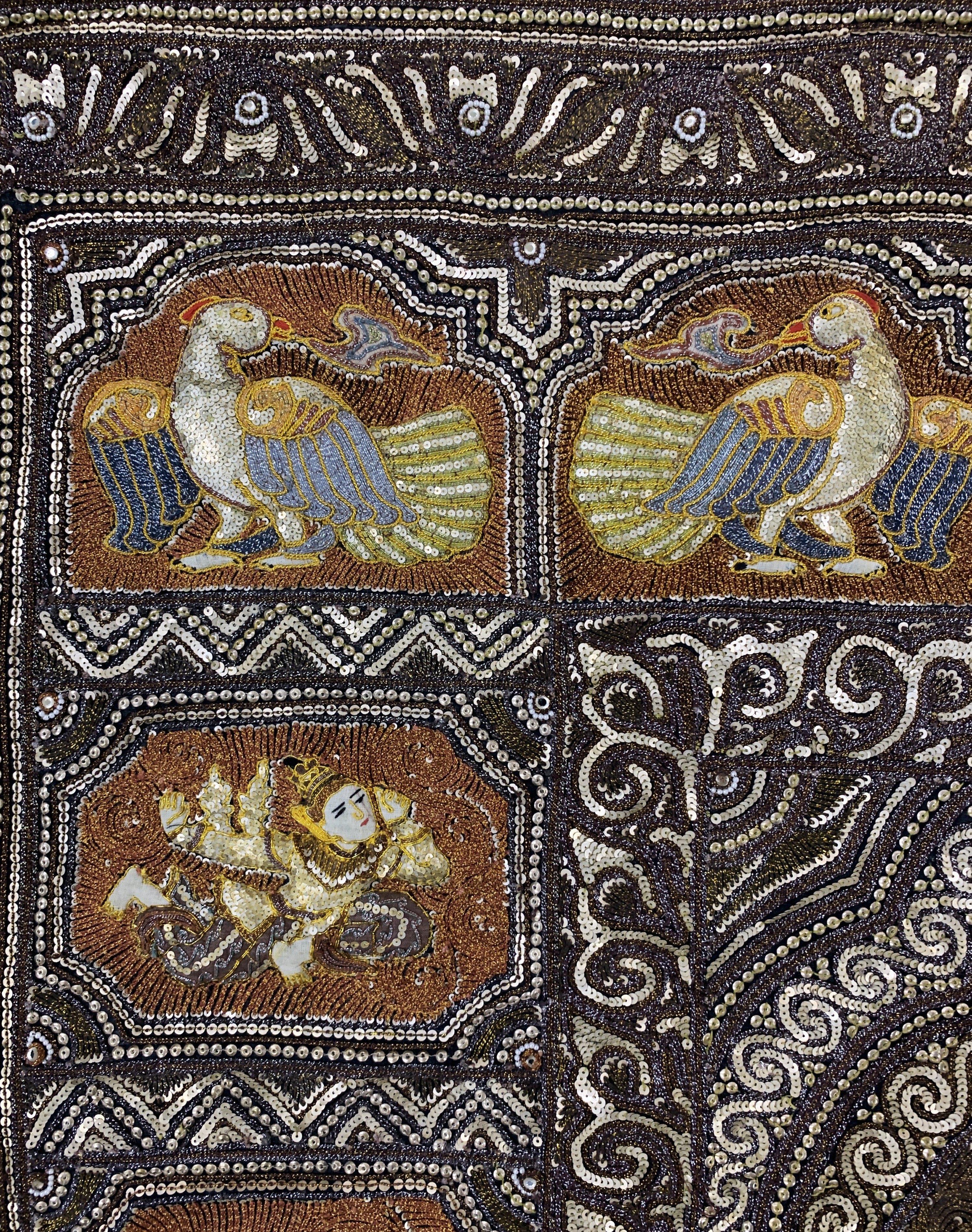 Detail e: "Kalaga"Stickerei, Burma, Anfang 20.Jhd, Metallstickerei mit Glassperlen, ca. 173 x 173 cm, EHZ: 2