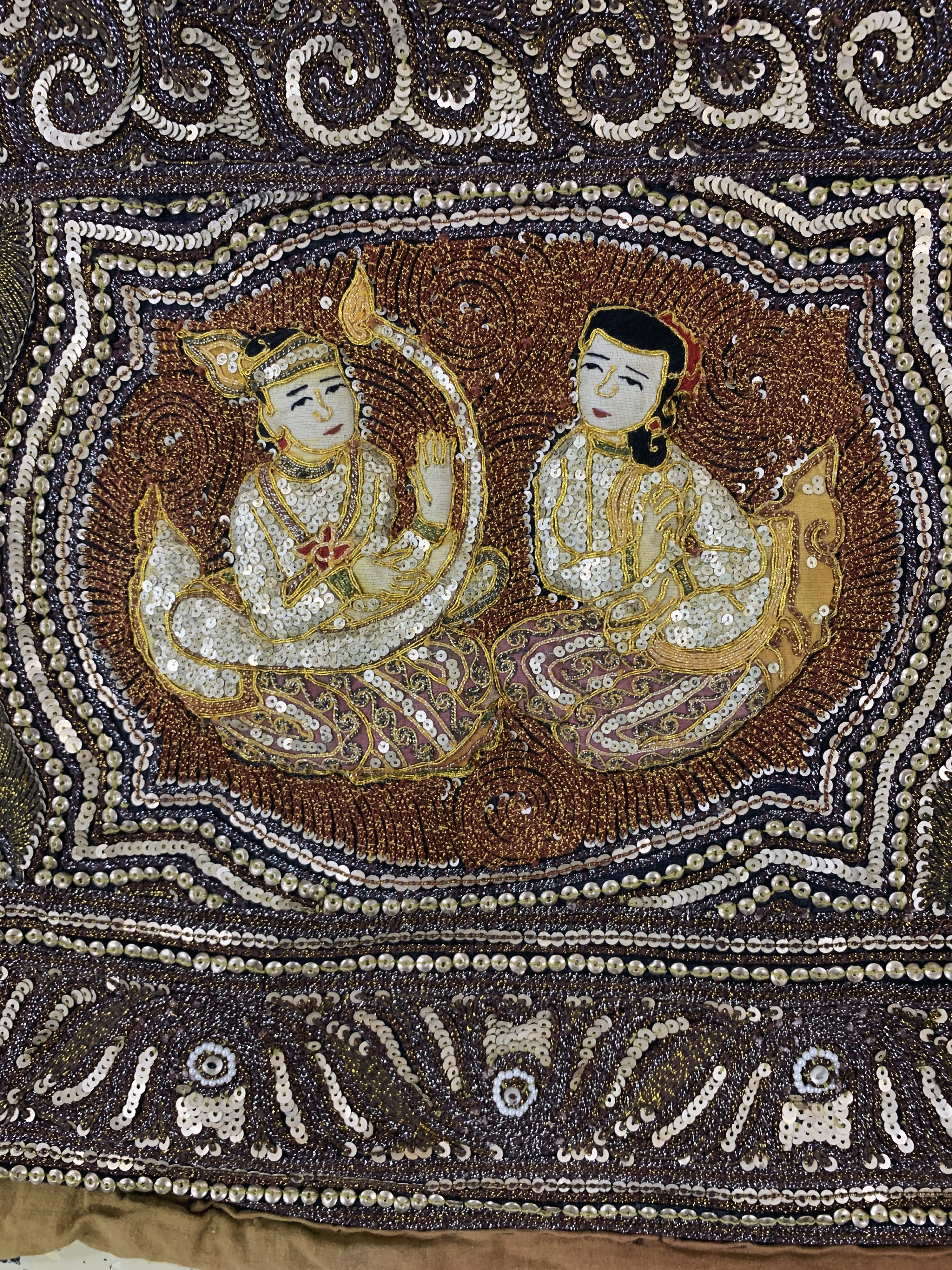 Detail f: "Kalaga"Stickerei, Burma, Anfang 20.Jhd, Metallstickerei mit Glassperlen, ca. 173 x 173 cm, EHZ: 2