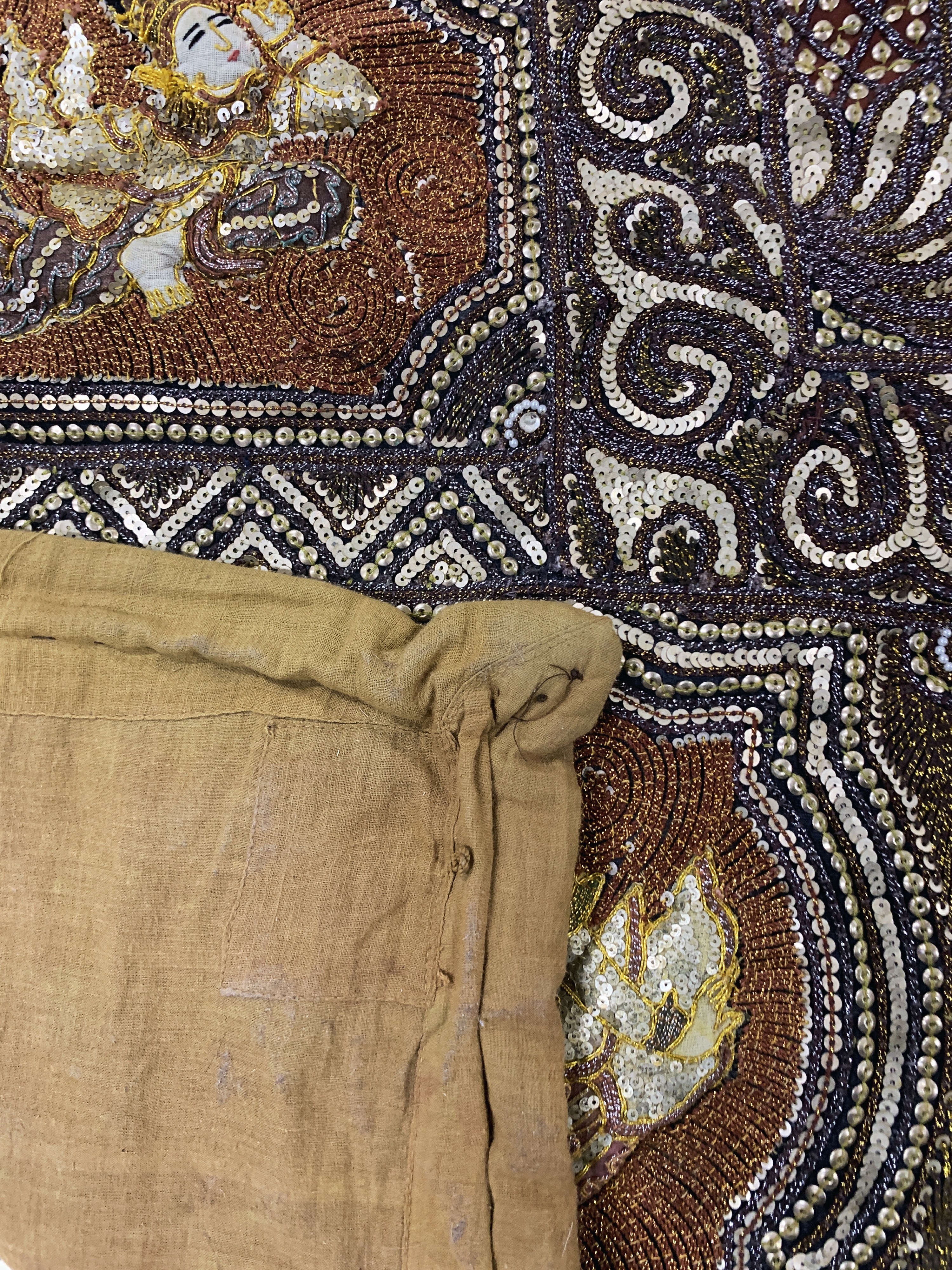 Detail g: "Kalaga"Stickerei, Burma, Anfang 20.Jhd, Metallstickerei mit Glassperlen, ca. 173 x 173 cm, EHZ: 2