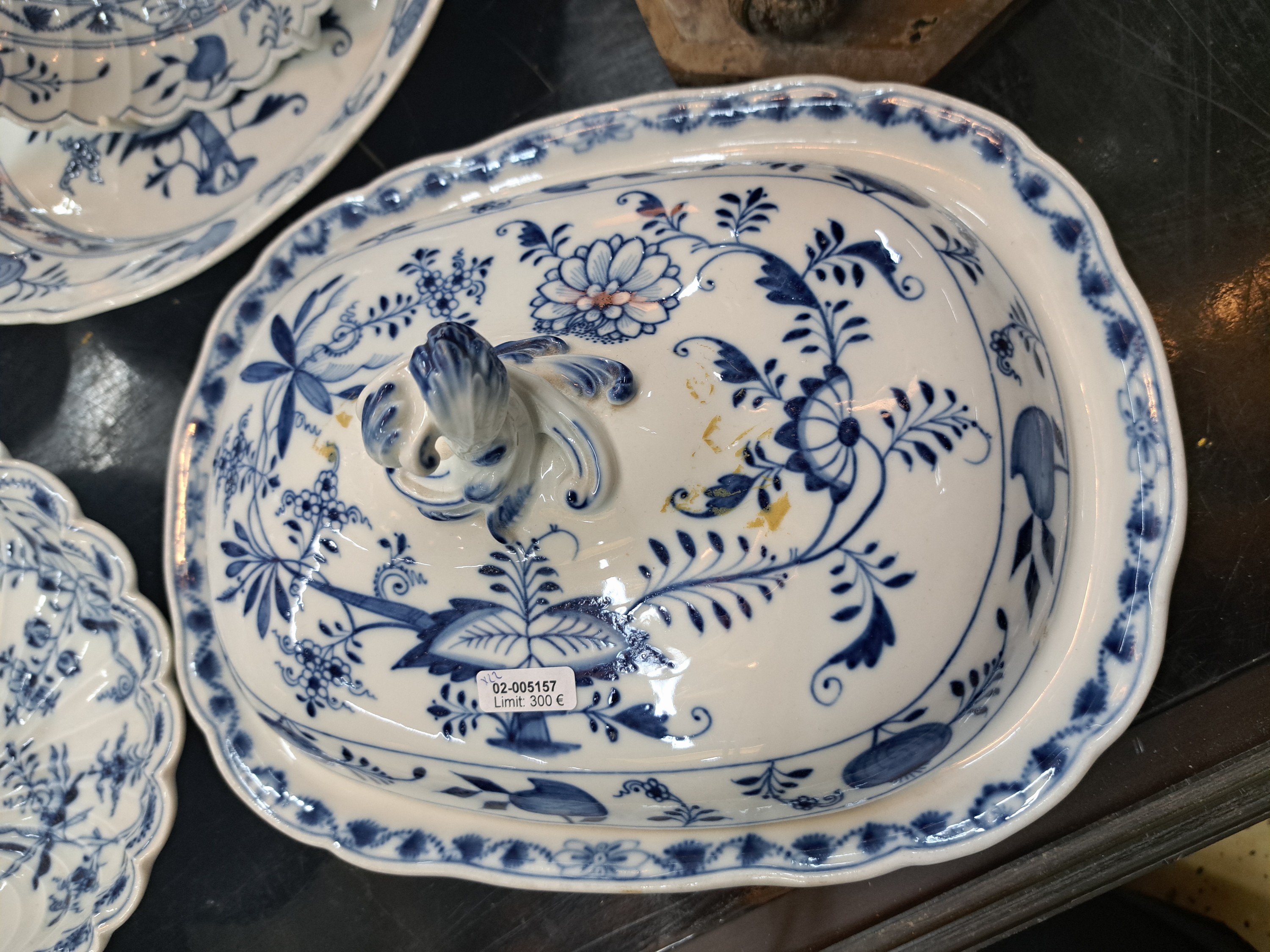 Detail a: 21 Teile Porzellan, Meissen, um 1890 und später, meist 1. Wahl, blaues Zwiebelmuster unter der Glasur, ovales Tablett mit Schleifen ca. 39x27cm, ...