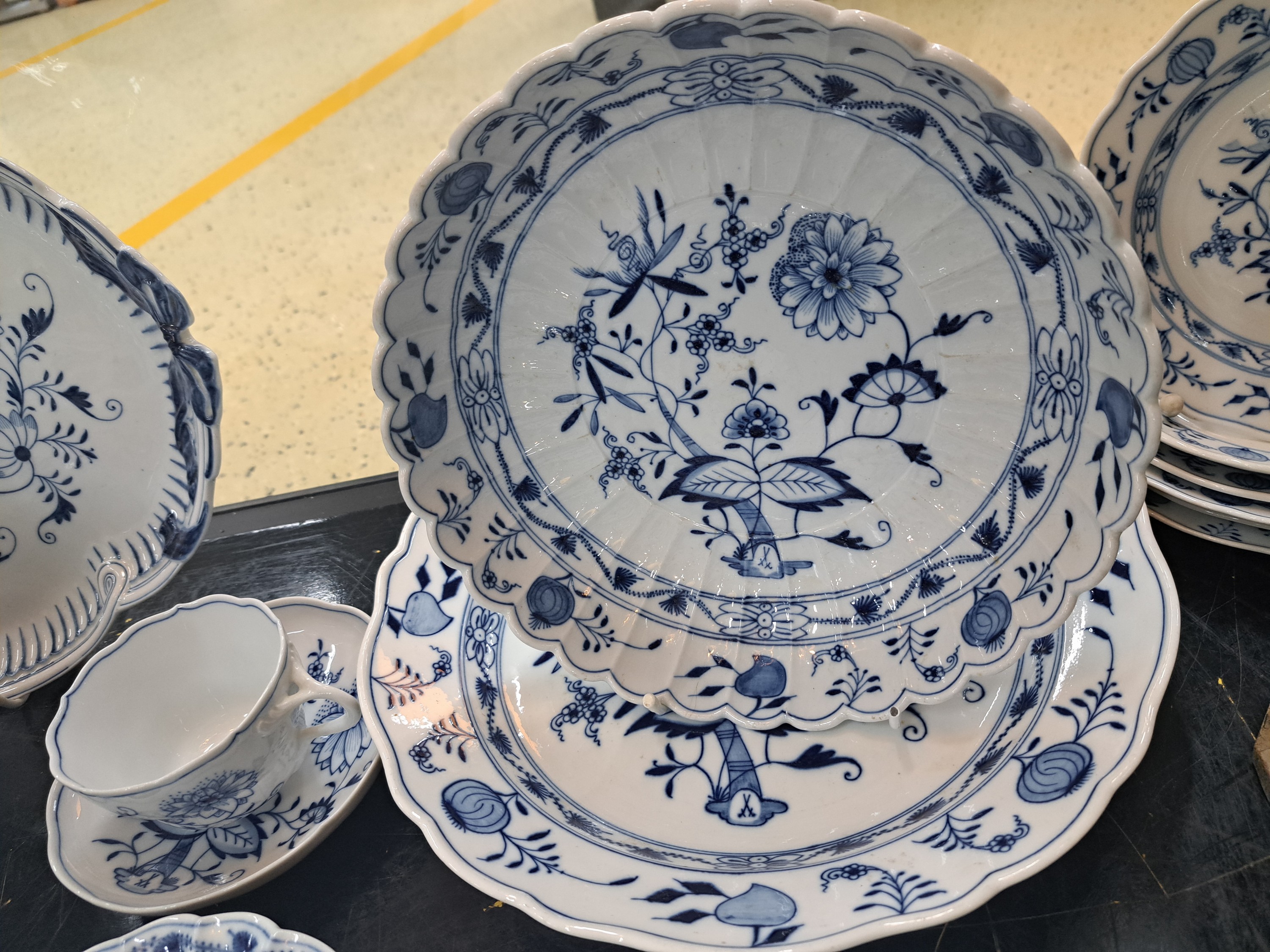 Detail b: 21 Teile Porzellan, Meissen, um 1890 und später, meist 1. Wahl, blaues Zwiebelmuster unter der Glasur, ovales Tablett mit Schleifen ca. 39x27cm, ...