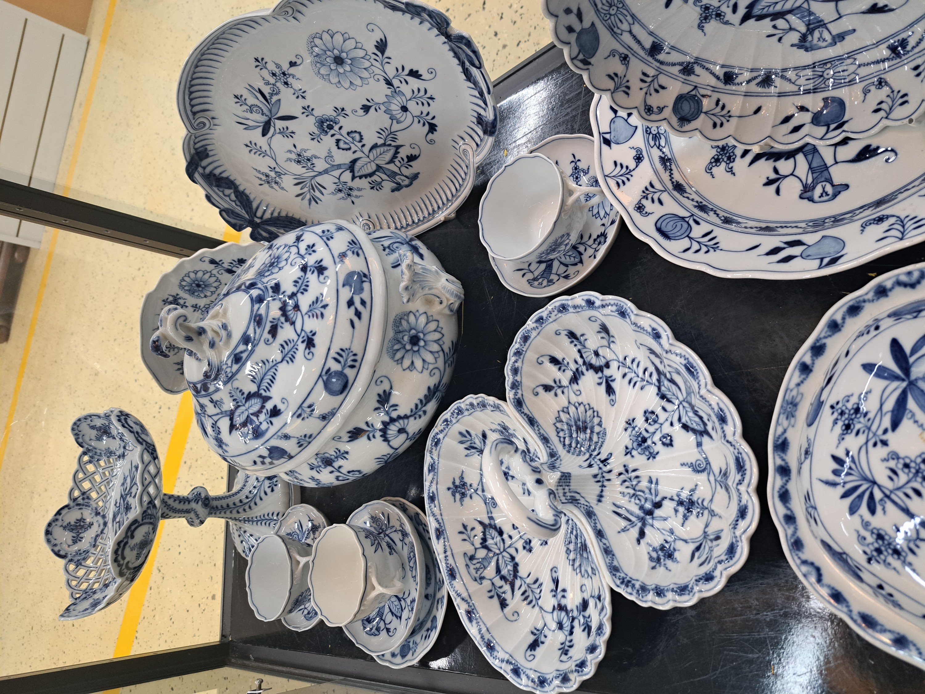 Detail c: 21 Teile Porzellan, Meissen, um 1890 und später, meist 1. Wahl, blaues Zwiebelmuster unter der Glasur, ovales Tablett mit Schleifen ca. 39x27cm, ...