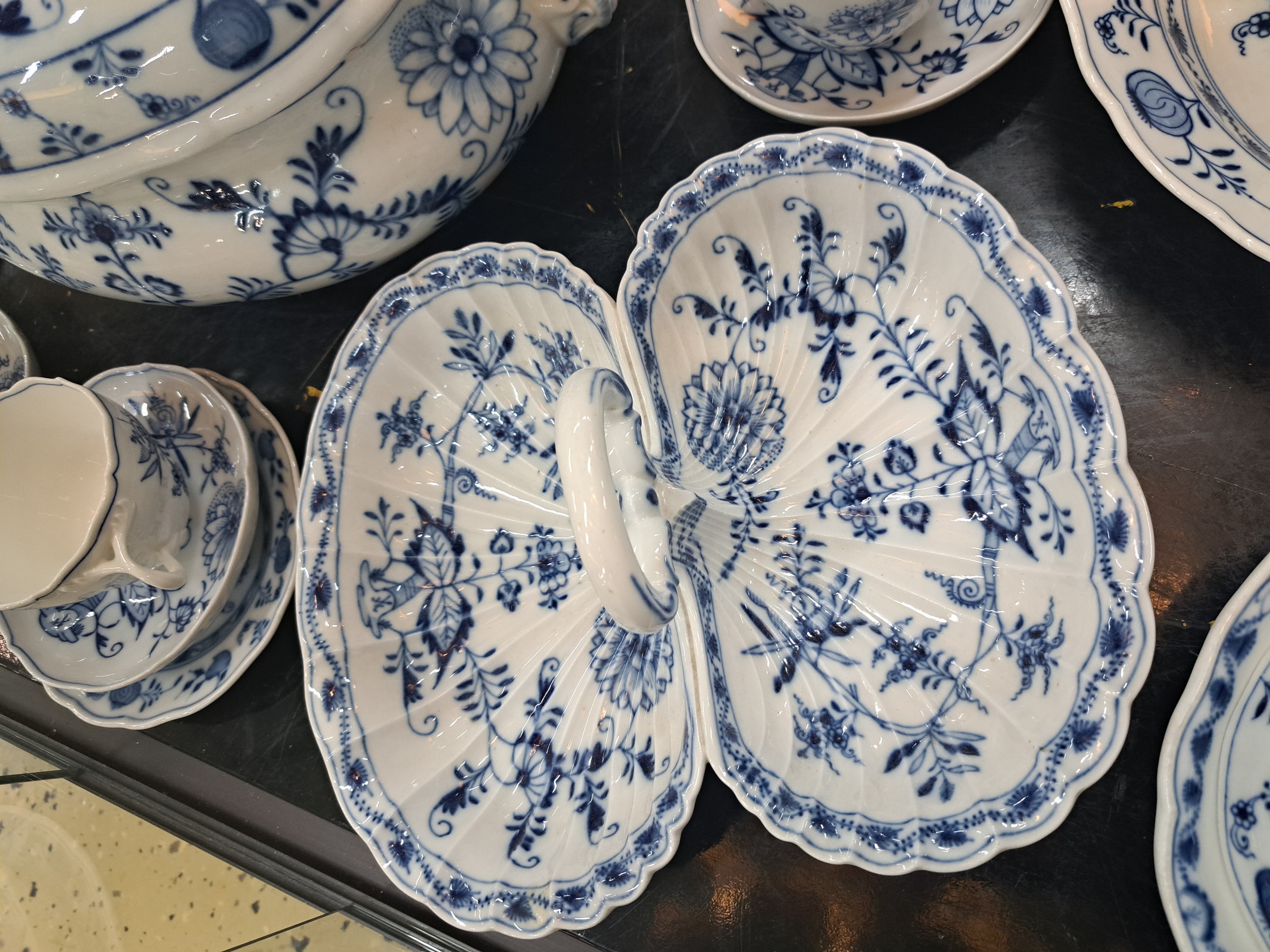 Detail d: 21 Teile Porzellan, Meissen, um 1890 und später, meist 1. Wahl, blaues Zwiebelmuster unter der Glasur, ovales Tablett mit Schleifen ca. 39x27cm, ...