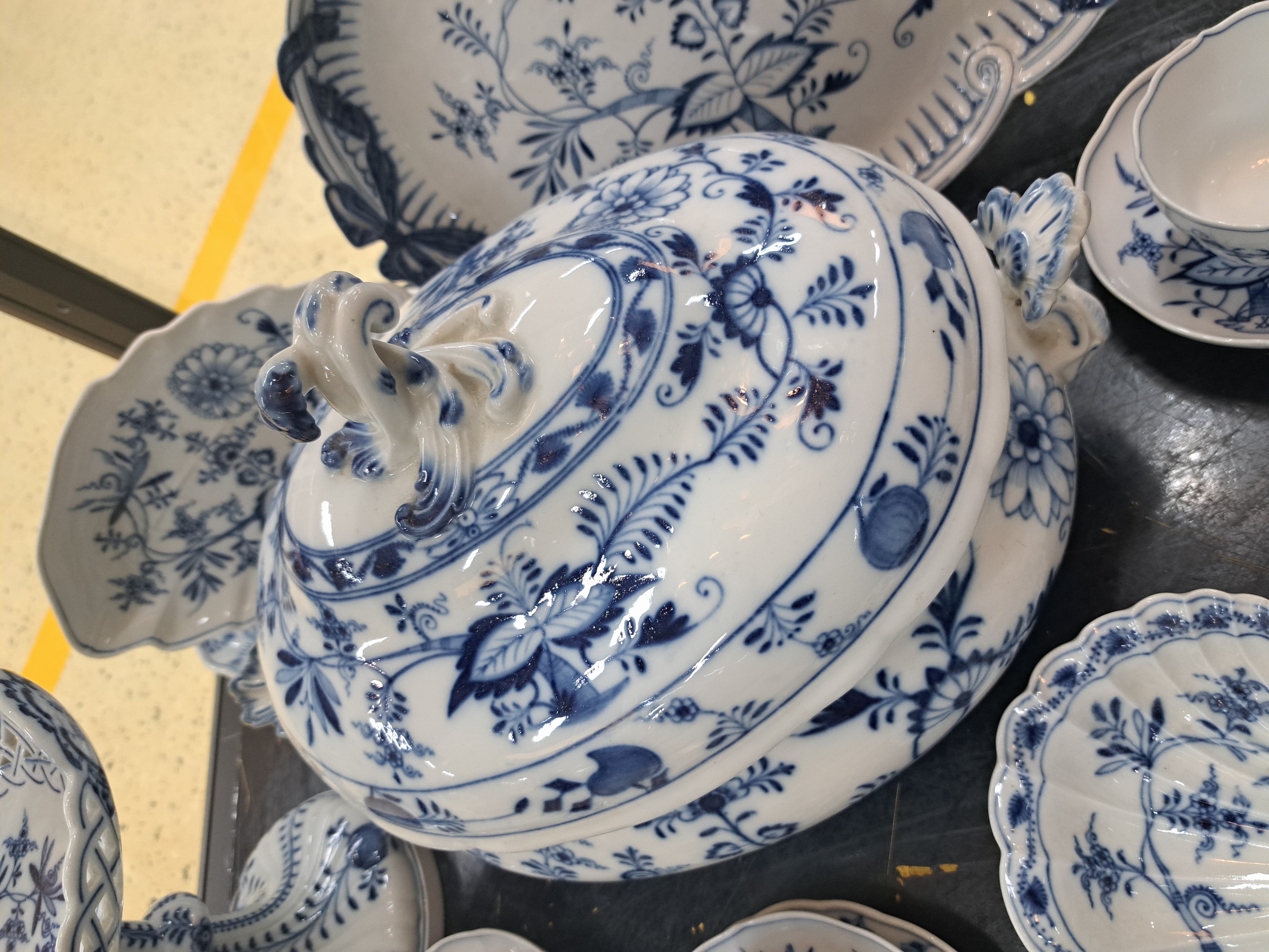 Detail e: 21 Teile Porzellan, Meissen, um 1890 und später, meist 1. Wahl, blaues Zwiebelmuster unter der Glasur, ovales Tablett mit Schleifen ca. 39x27cm, ...