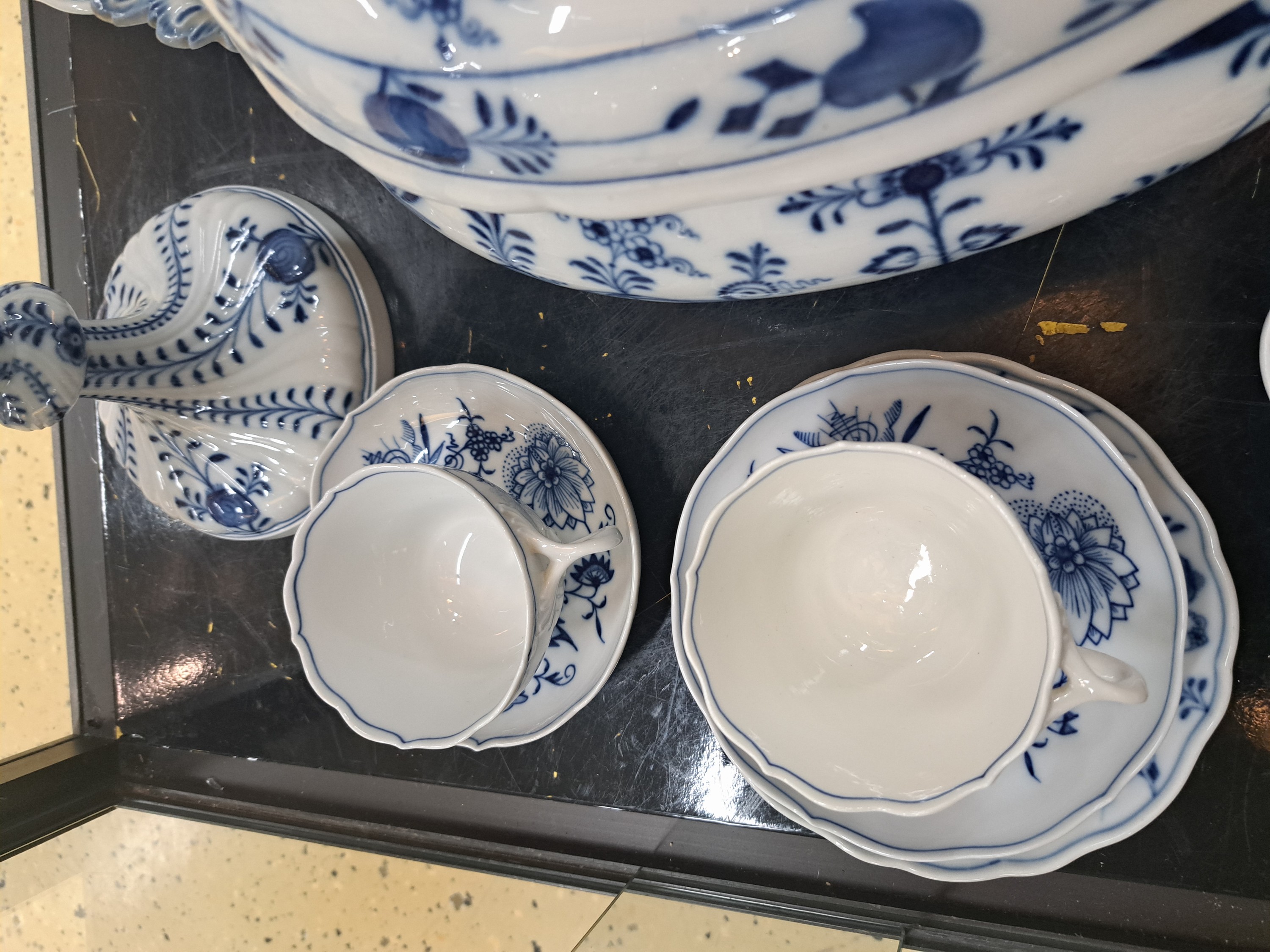 Detail f: 21 Teile Porzellan, Meissen, um 1890 und später, meist 1. Wahl, blaues Zwiebelmuster unter der Glasur, ovales Tablett mit Schleifen ca. 39x27cm, ...