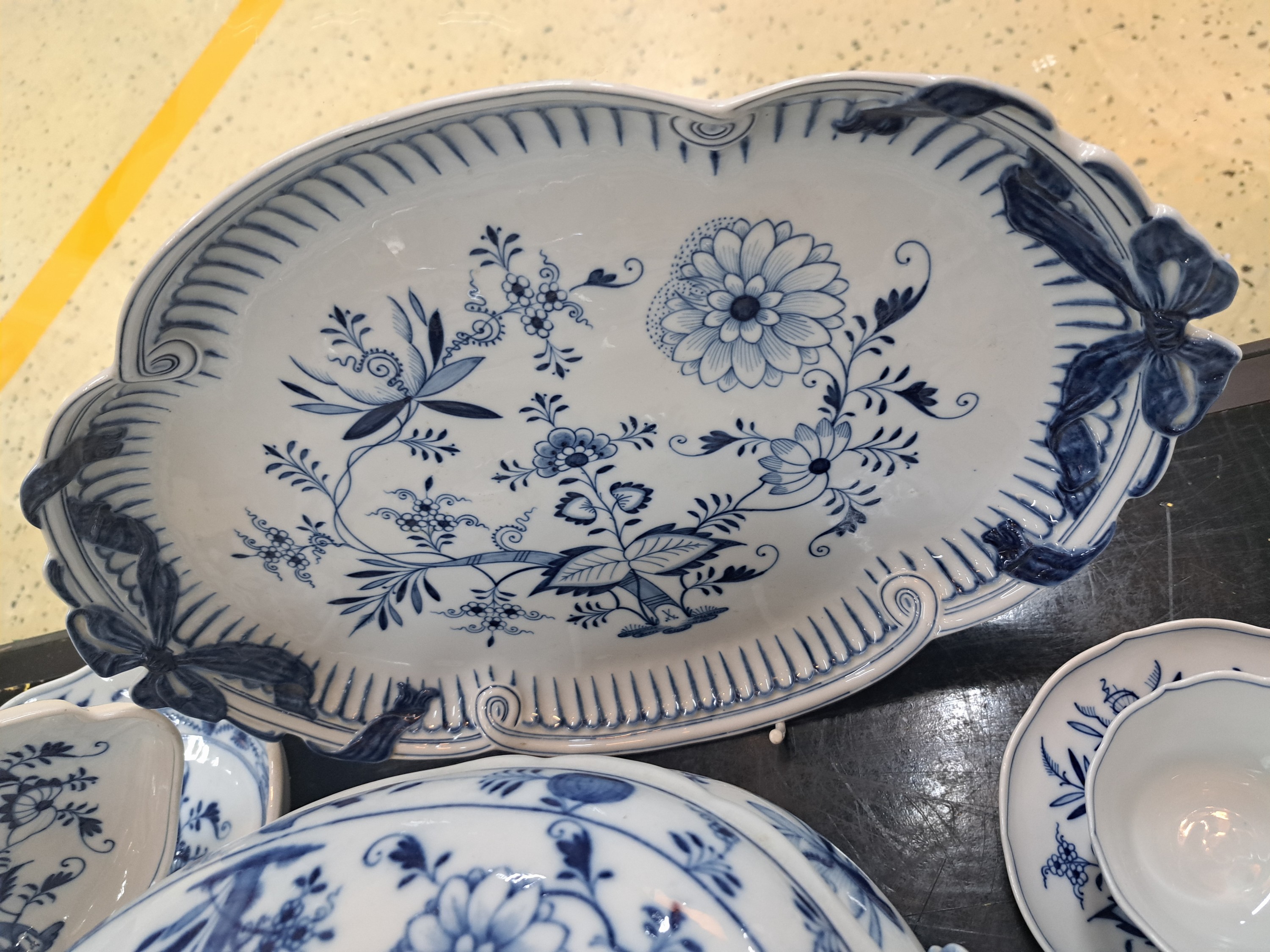 Detail g: 21 Teile Porzellan, Meissen, um 1890 und später, meist 1. Wahl, blaues Zwiebelmuster unter der Glasur, ovales Tablett mit Schleifen ca. 39x27cm, ...