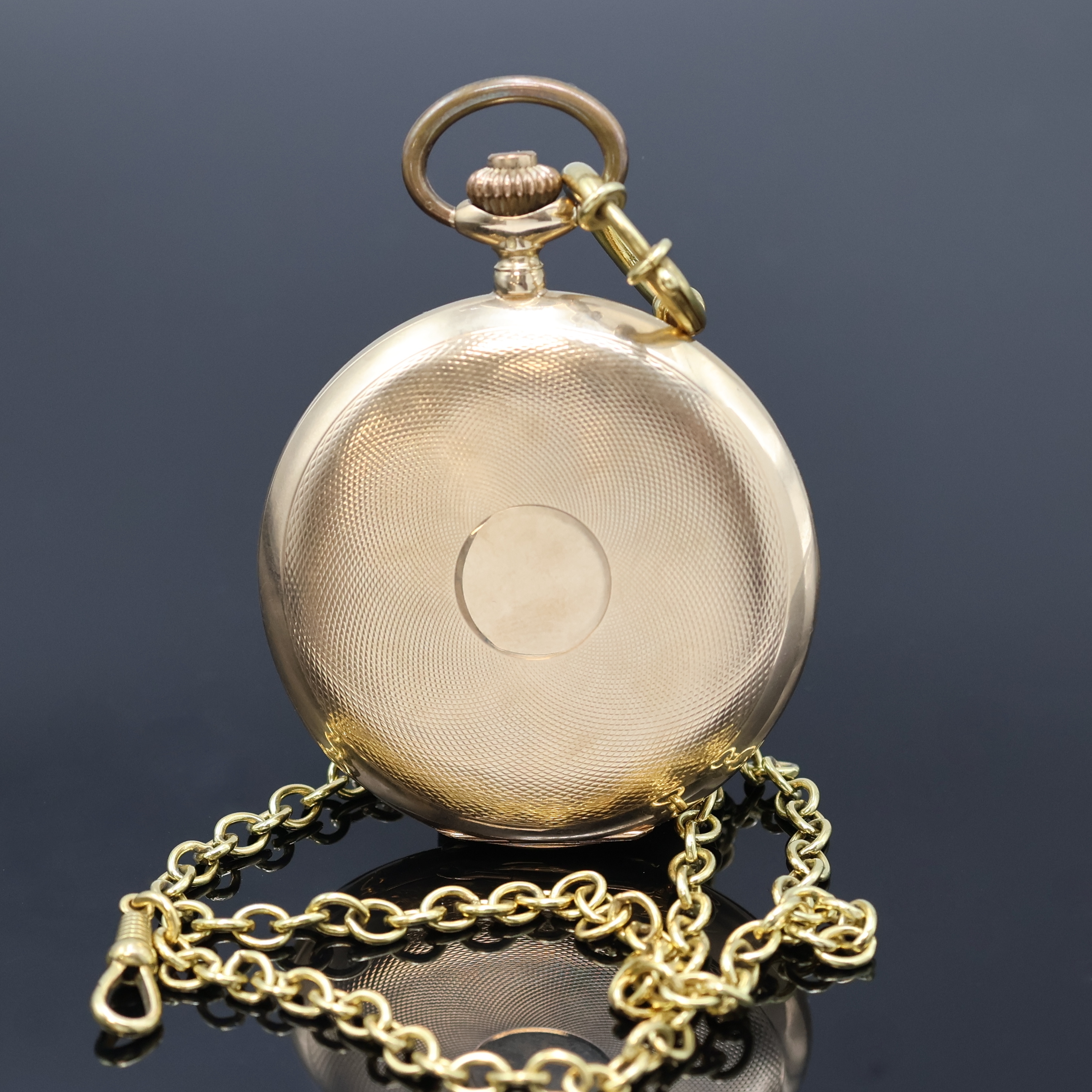 Detail a: Herrensavonette in RG 585/000 mit vergoldeter Kette, Schweiz um 1925, guill. Geh. dell., Metallcuvette sowie Innengeh. m. Widmung, Emailzifferbl. m. ...