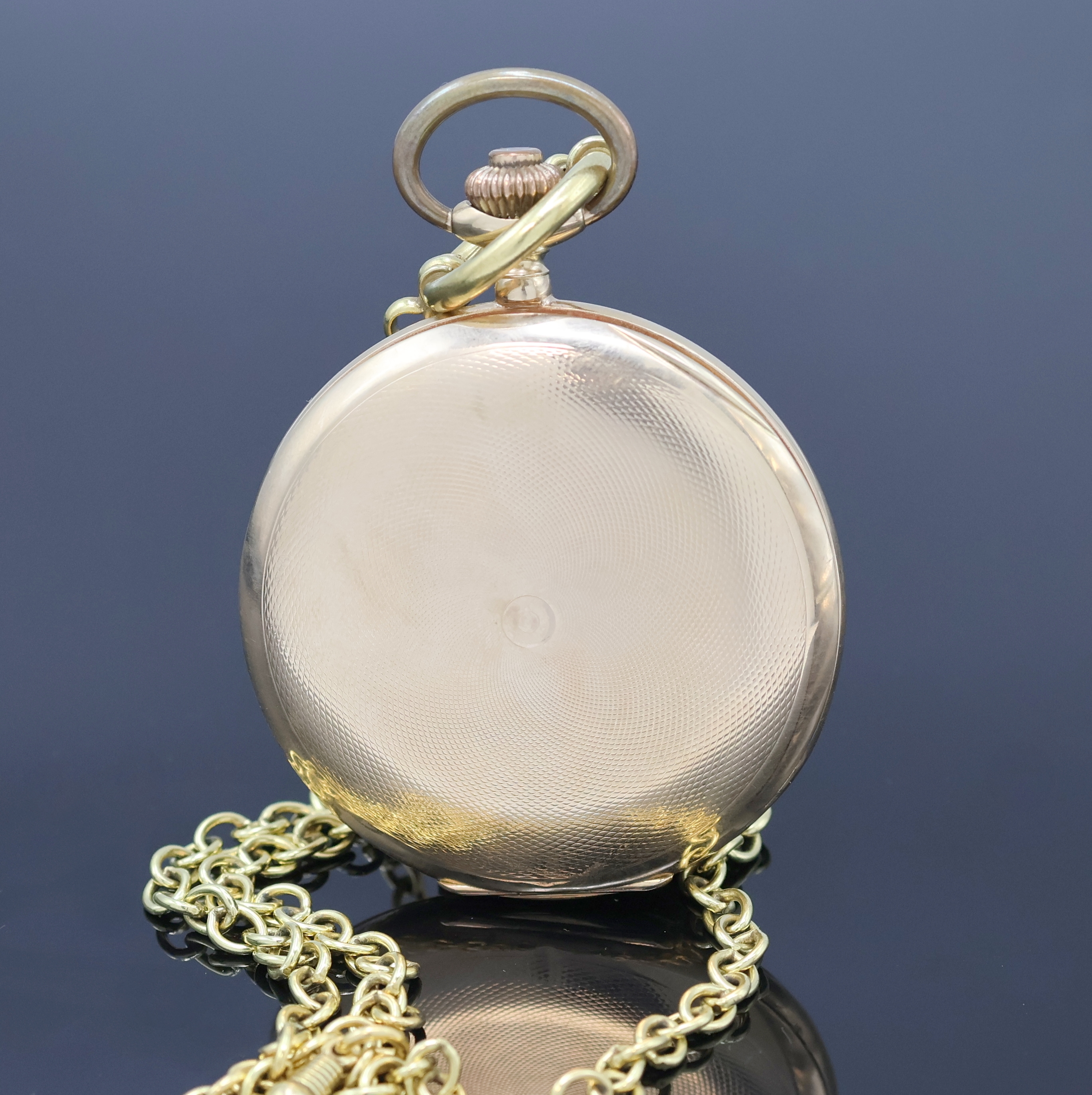 Detail b: Herrensavonette in RG 585/000 mit vergoldeter Kette, Schweiz um 1925, guill. Geh. dell., Metallcuvette sowie Innengeh. m. Widmung, Emailzifferbl. m. ...