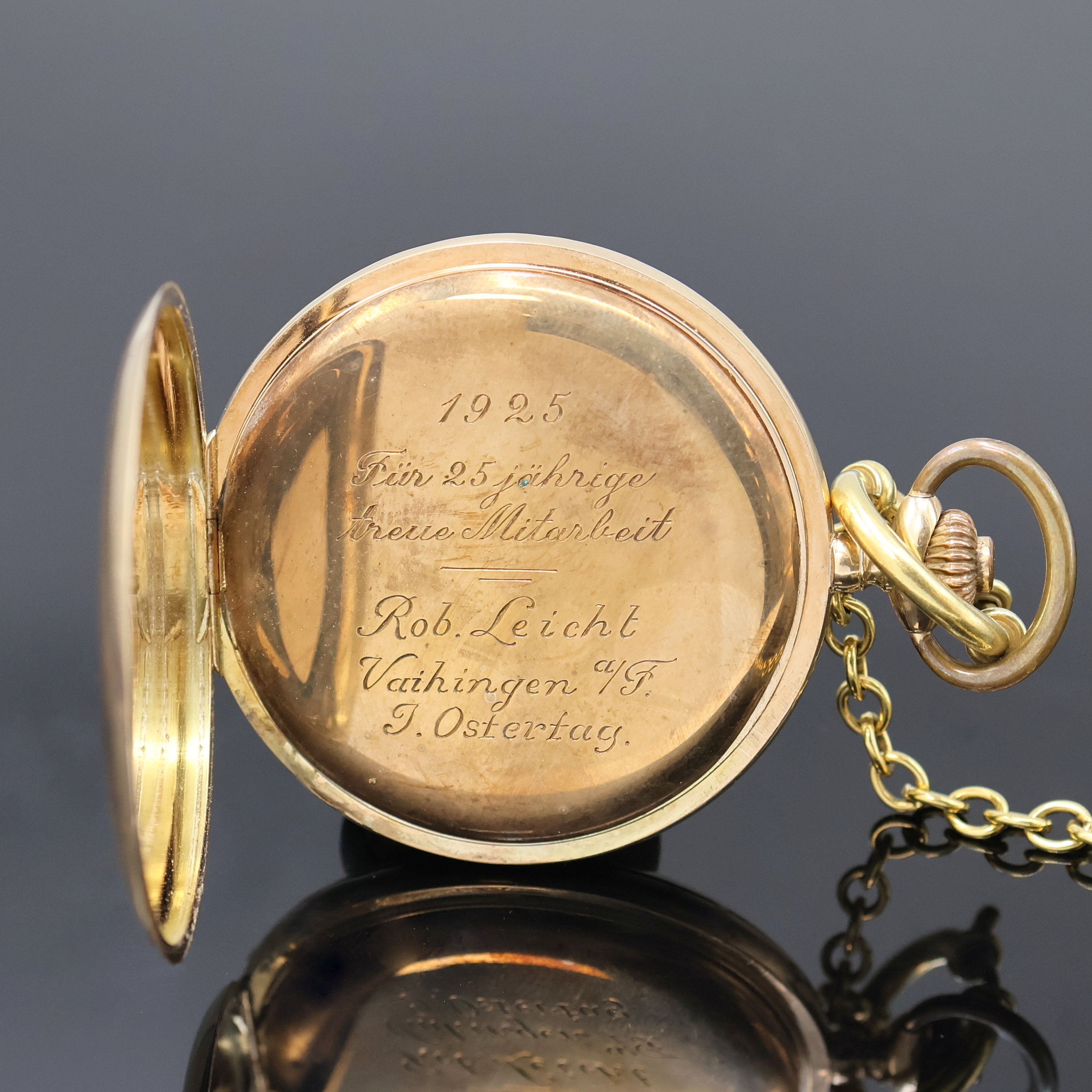 Detail c: Herrensavonette in RG 585/000 mit vergoldeter Kette, Schweiz um 1925, guill. Geh. dell., Metallcuvette sowie Innengeh. m. Widmung, Emailzifferbl. m. ...