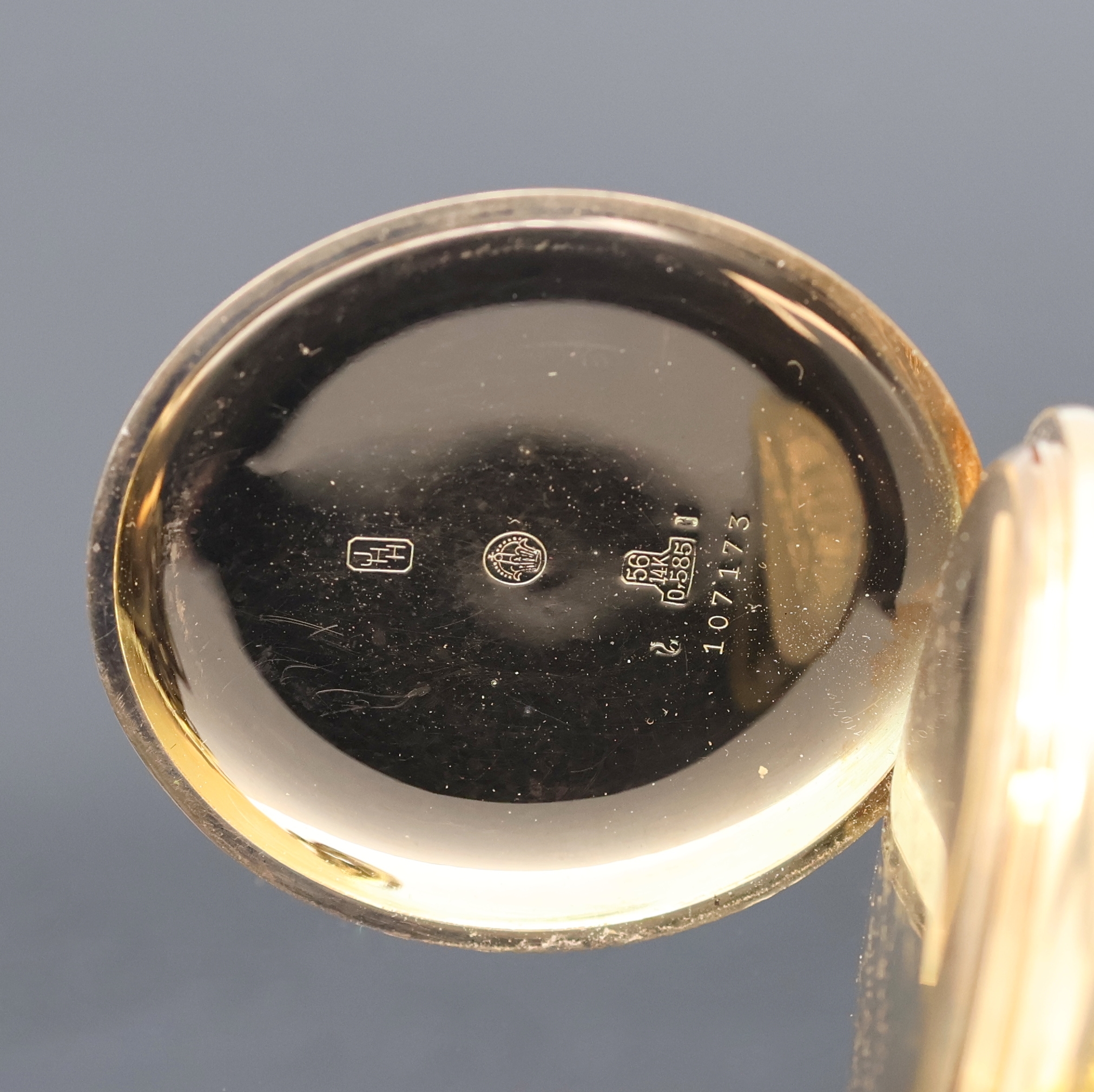 Detail d: Herrensavonette in RG 585/000 mit vergoldeter Kette, Schweiz um 1925, guill. Geh. dell., Metallcuvette sowie Innengeh. m. Widmung, Emailzifferbl. m. ...