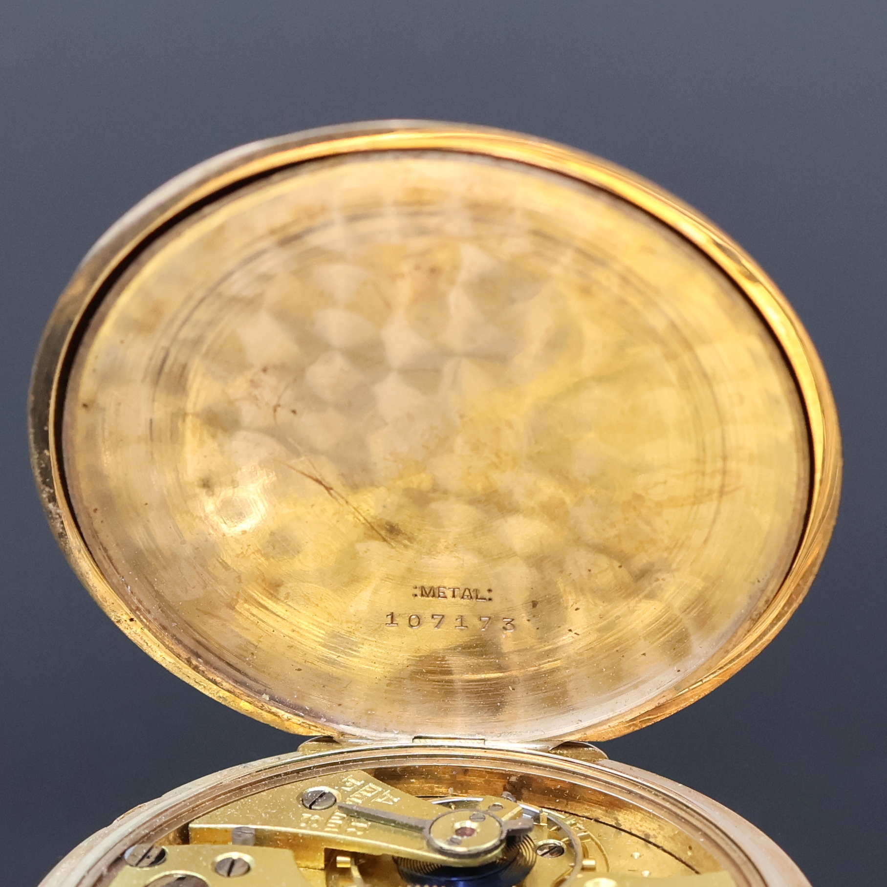 Detail f: Herrensavonette in RG 585/000 mit vergoldeter Kette, Schweiz um 1925, guill. Geh. dell., Metallcuvette sowie Innengeh. m. Widmung, Emailzifferbl. m. ...