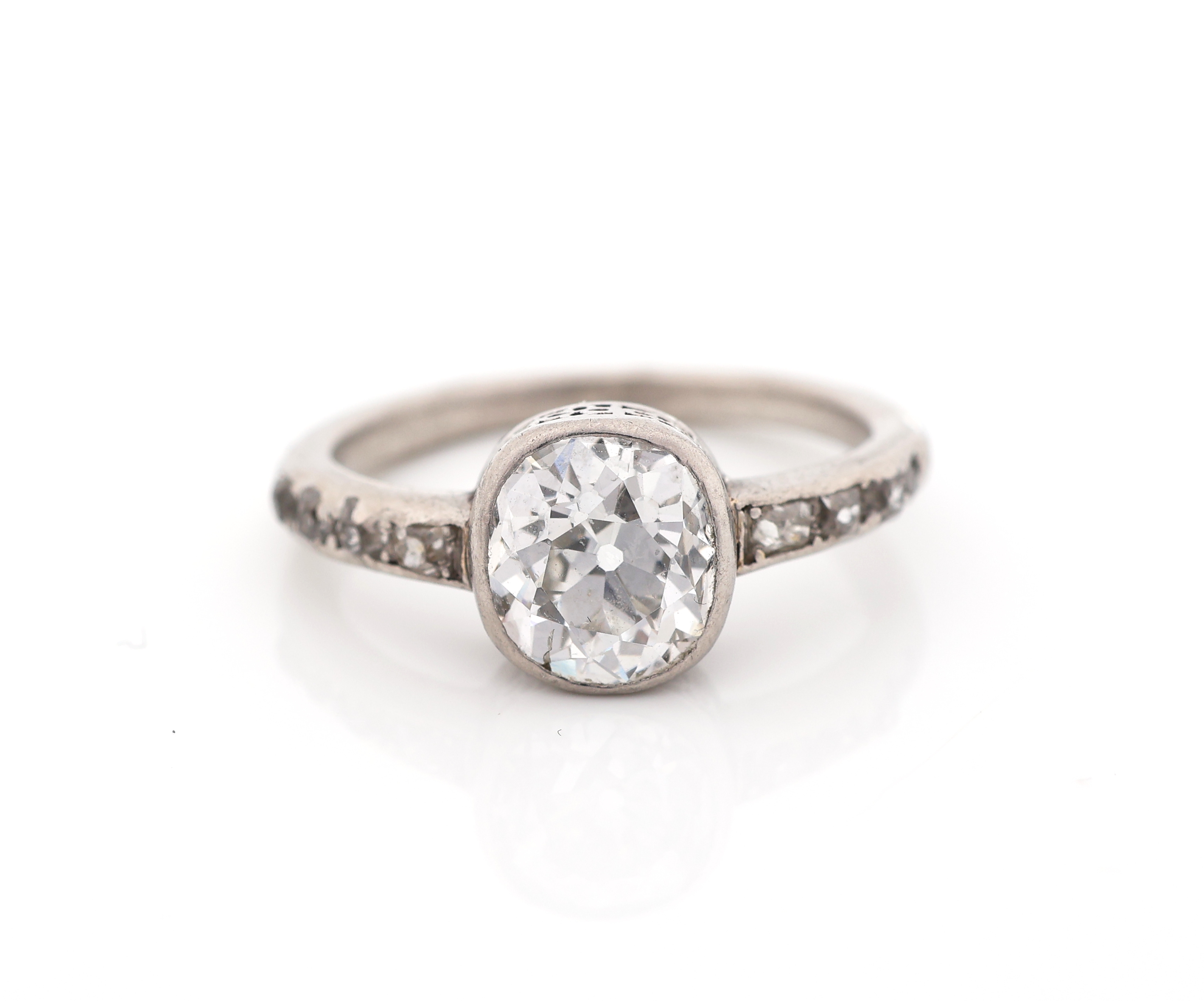Detail a: Platin Diamant-Ring, um 1860/70, Platin gepr., 1 Altschliff-Diamant ca. 1.20 ct l.get.Weiß/si, 8 Diamantrosen in den Ringschultern zus. ca. 0.12 ct ...