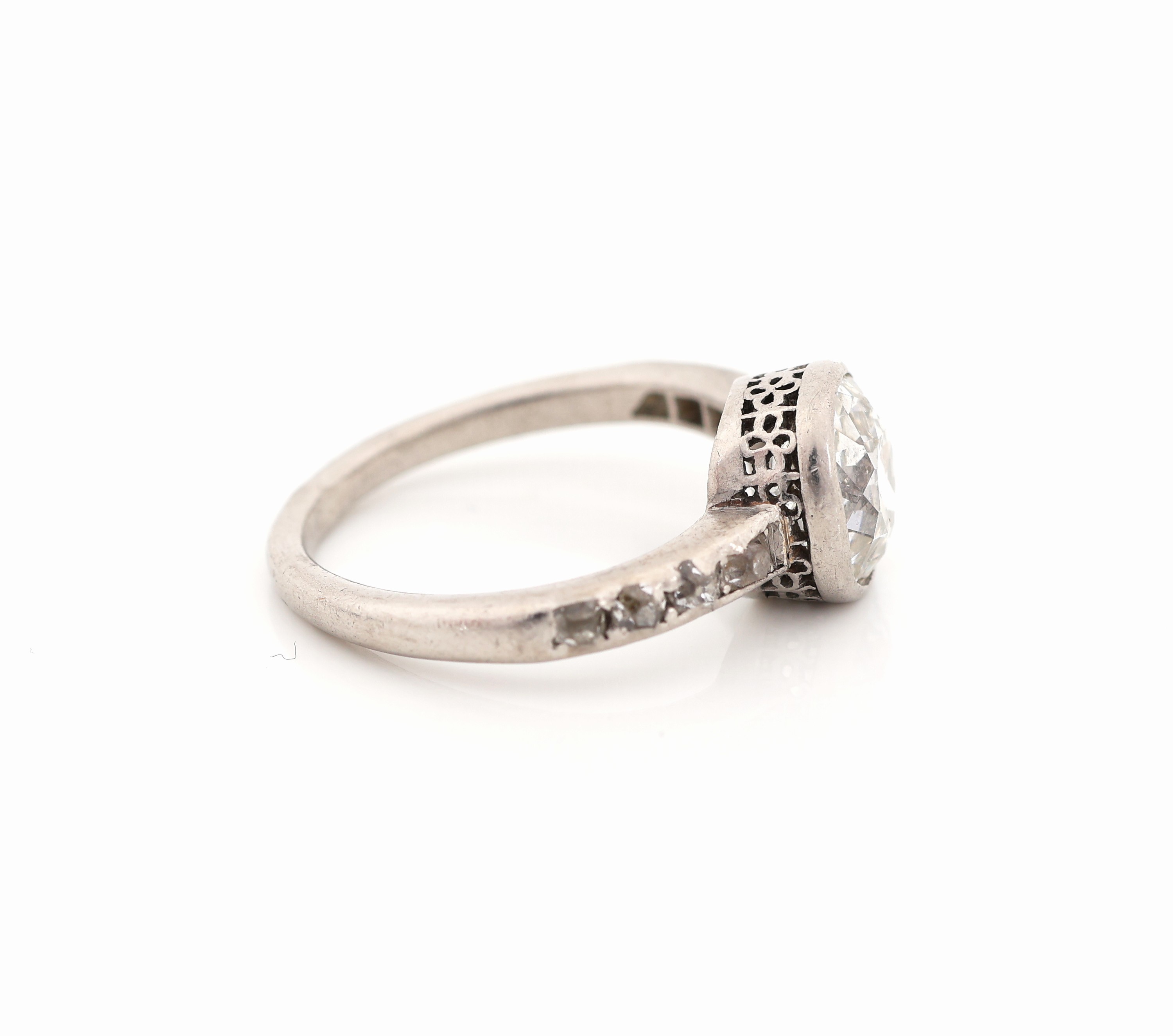 Detail b: Platin Diamant-Ring, um 1860/70, Platin gepr., 1 Altschliff-Diamant ca. 1.20 ct l.get.Weiß/si, 8 Diamantrosen in den Ringschultern zus. ca. 0.12 ct ...